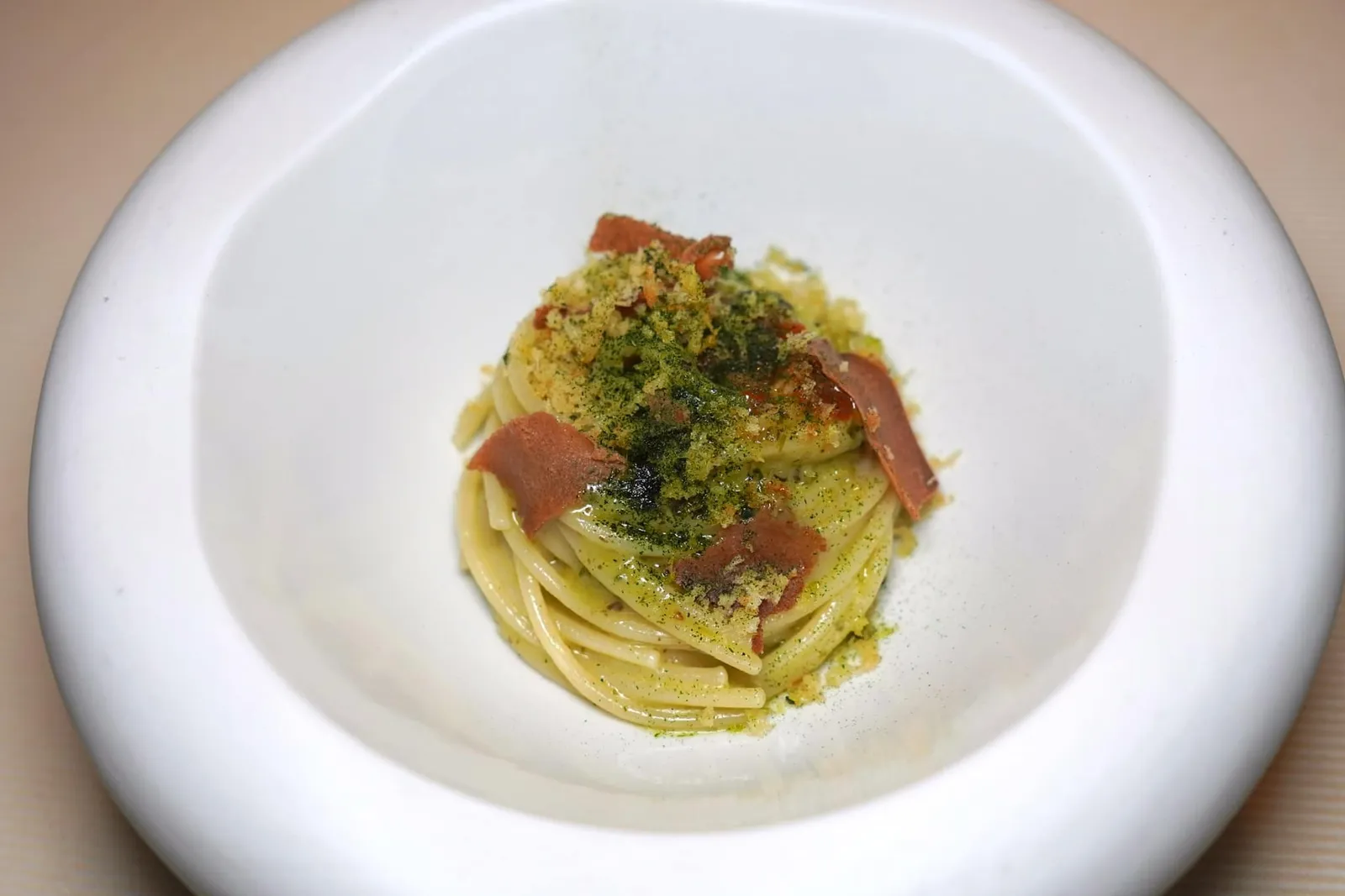 Spaghetti “Tirrena” ancient grains Algae butter Spaghetti pasta with Bergamot, sea Urchins and tuna Bottarga สุดยอดเมนูที่สร้างความประทับใจให้กับเราได้มากที่สุดจานหนึ่งคือ Spaghetti ที่เตรียมขึ้นมาจากธัญพืชโบราณโดยมีกลิ่นหอมจากเบอร์กามอท เชฟนำไปปรุงในเนยที่ผสมผสานสาหร่าย 2 ชนิดคือสาหร่าย Nobu Wakame จากญี่ปุ่นและสาหร่าย Spirulina ท้องถิ่นของแคว้น Tuscany เชฟบาลานซ์กลิ่นออกมาได้อย่างโดดเด่นและน่าสนใจโดยไม่มีกลิ่นเขียวของสาหร่ายแสดงออกมาโดดเด่นจนเกินไป ด้านบนท็อปด้วย Panko หรือเกล็ดขนมปังของญี่ปุ่น, Bottarga ที่เตรียมมาจากไข่ปลาทูน่า และหอยเม่นช่วยเพิ่มมิติทางเนื้อสัมผัส อุมามิ และความครีมมี่ออกมาได้อย่างลงตัว (18/20)