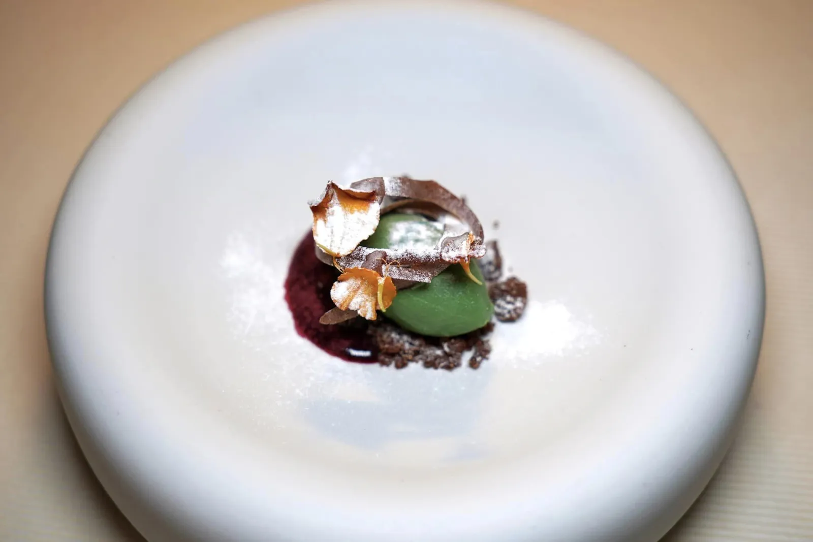 Pre - Dessert ล้างปากด้วย Dark Chocolate Crispy จับคู่มากับ Red Fruit Jelly ที่ด้านล่าง ไฮไลท์คือการใส่องค์ประกอบของ Aromatized Spirulina ซึ่งเป็นสาหร่ายกลิ่นแรงมากประโยชน์ลงมาด้วย ด้านบนตกแต่งด้วย Dark Chocolate Decoration ถึงแม้องค์ประกอบจะดูค่อนข้างแปลกและมีองค์ประกอบที่ดูเข้ากันช็อกโกแลตได้ยากอย่างสาหร่ายสไปรูลิน่าแต่เชฟสามารถนำเสนอรสชาติและกลิ่นออกมาให้เชื่อมอาหารคาวและอาหารหวานได้อย่างไม่น่าเชื่อ (18/20)