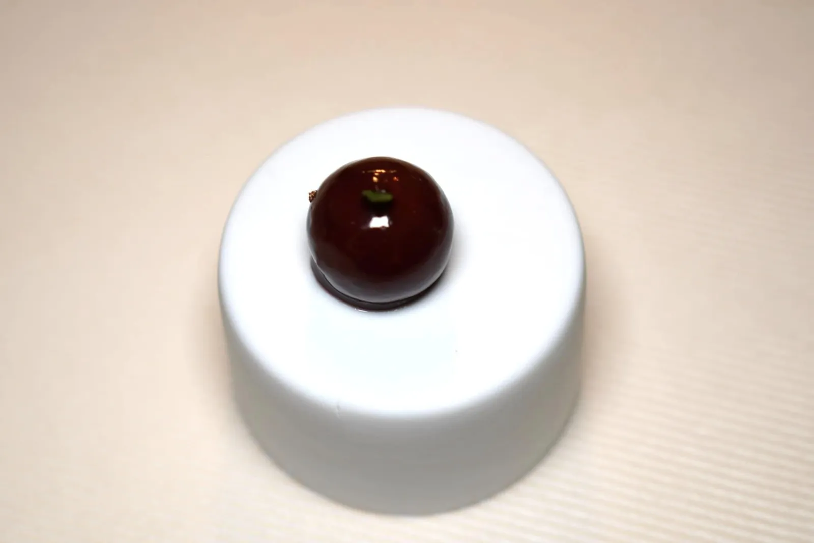 Amuse Bouche: Audacity, Innovation, territory ปิดท้ายด้วย Fake Cherry หรือเชอร์รี่ปลอมที่แท้จริงแล้วคือ Chicken Liver Pate เกลซด้านนอกด้วยเชอร์รี่นั่นเอง (17/20)