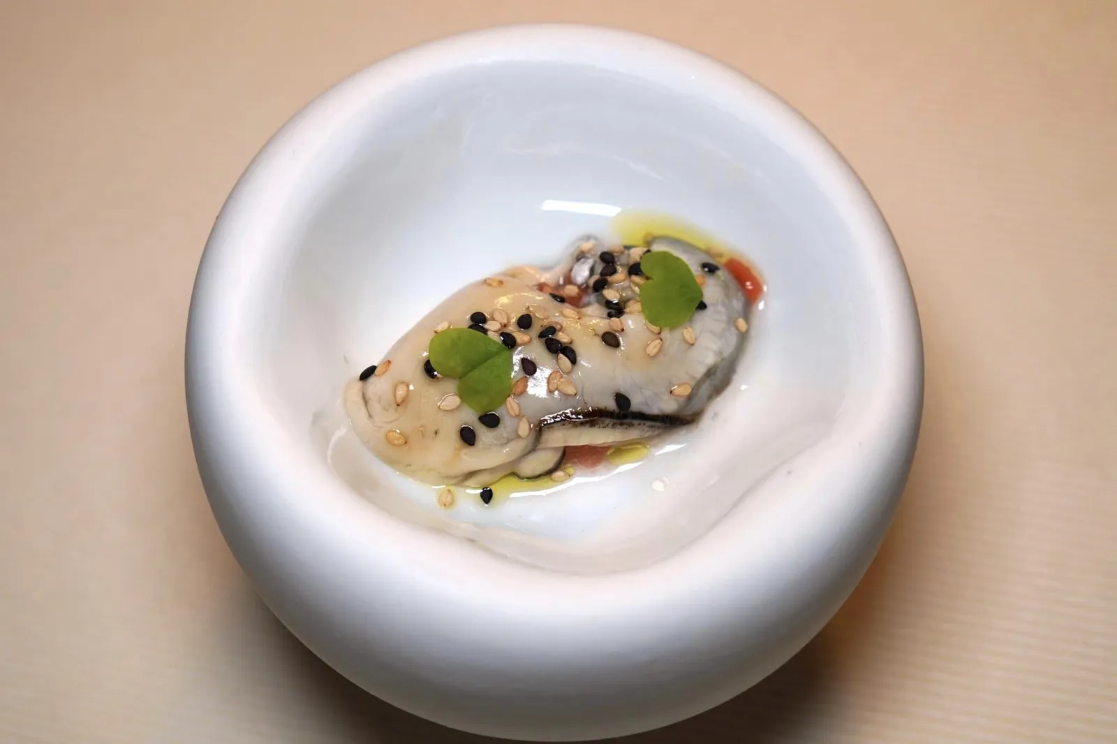 Amuse Bouche: Audacity, Innovation, territory ถัดมาคือคือหอยนางรมดองใน Timut Pepper นอกจากนี้ยังมีงาขาวและงาดำรวมไปถึงน้ำมันมะกอกที่มีกลิ่นหอมอโรมาติคเสริมด้วยความเปรี้ยวของมะเขือเทศตรงกลาง (17/20)