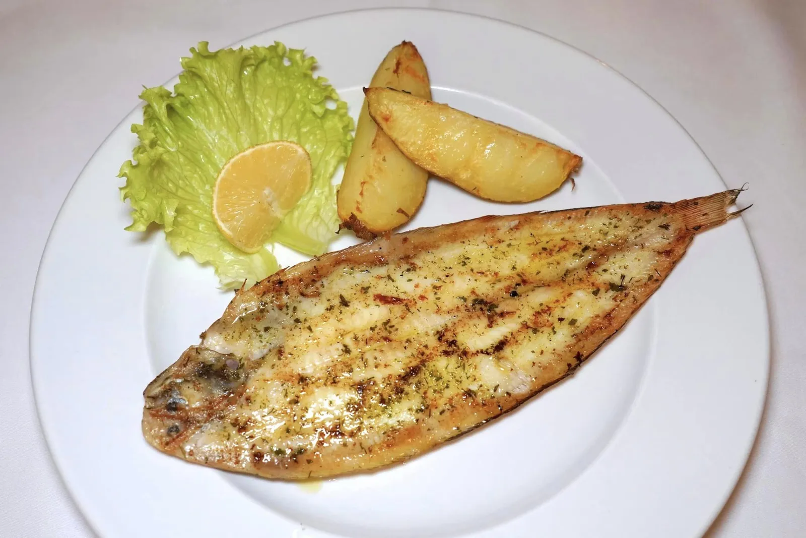 Sogliola Alla Griglia (16 €) สำหรับเมนคอร์สเราเลือกชิมปลา Sole ย่างมาในความสุกที่พอเหมาะ เชฟเสิร์ฟมากับมันฝรั่งและเลมอนข้าง ๆ กัน (13/20)