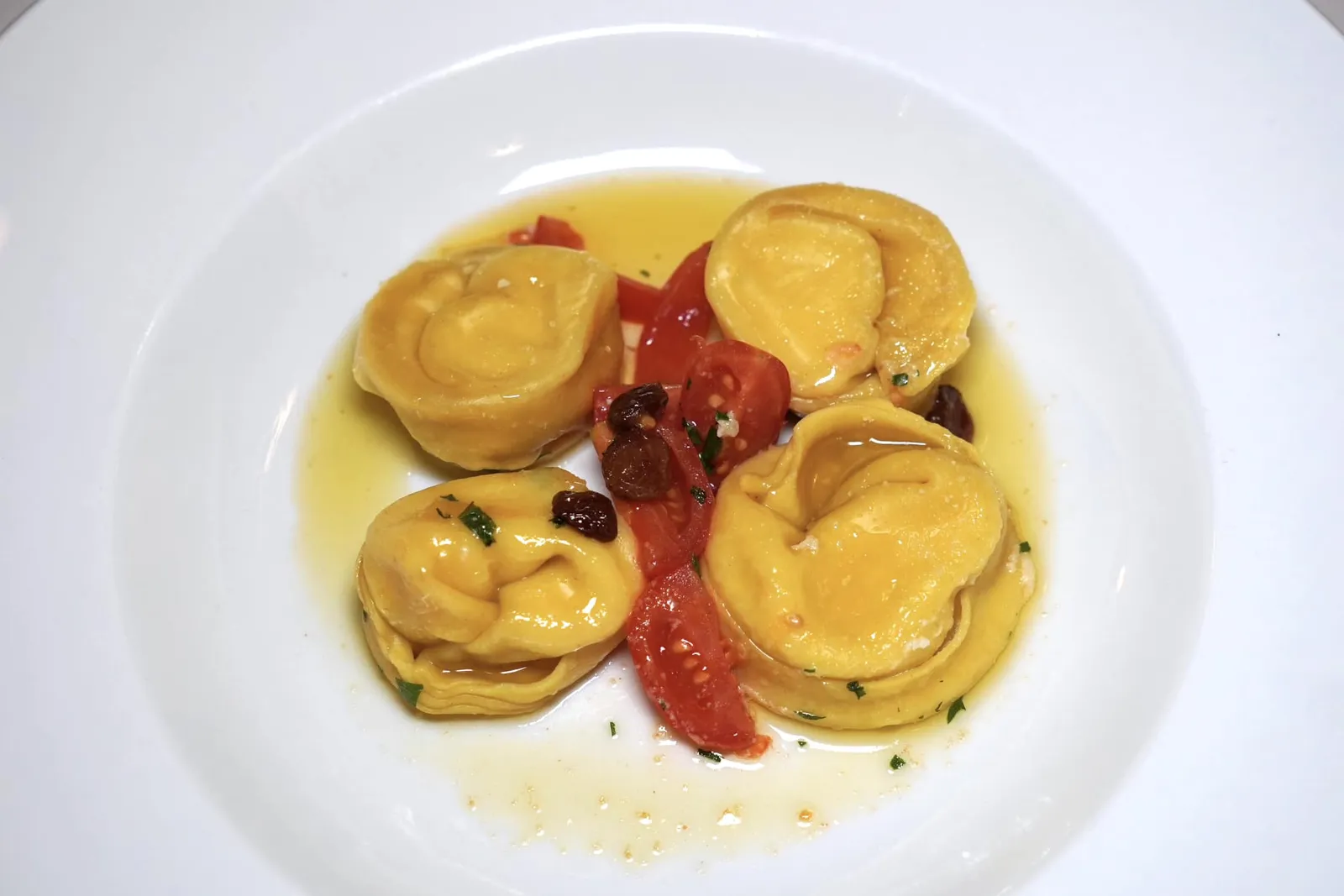 Ravioli Di Baccalà (13 €) ราวิโอลีชิ้นโต ด้านในสอดไส้เนื้อปลาค็อดนุ่มฟูคล้ายสำลี เชฟเสิร์ฟมาพร้อมกับมะเขือเทศให้ความฉ่ำและอุมามิตัดกันได้เป็นอย่างดี (14/20)