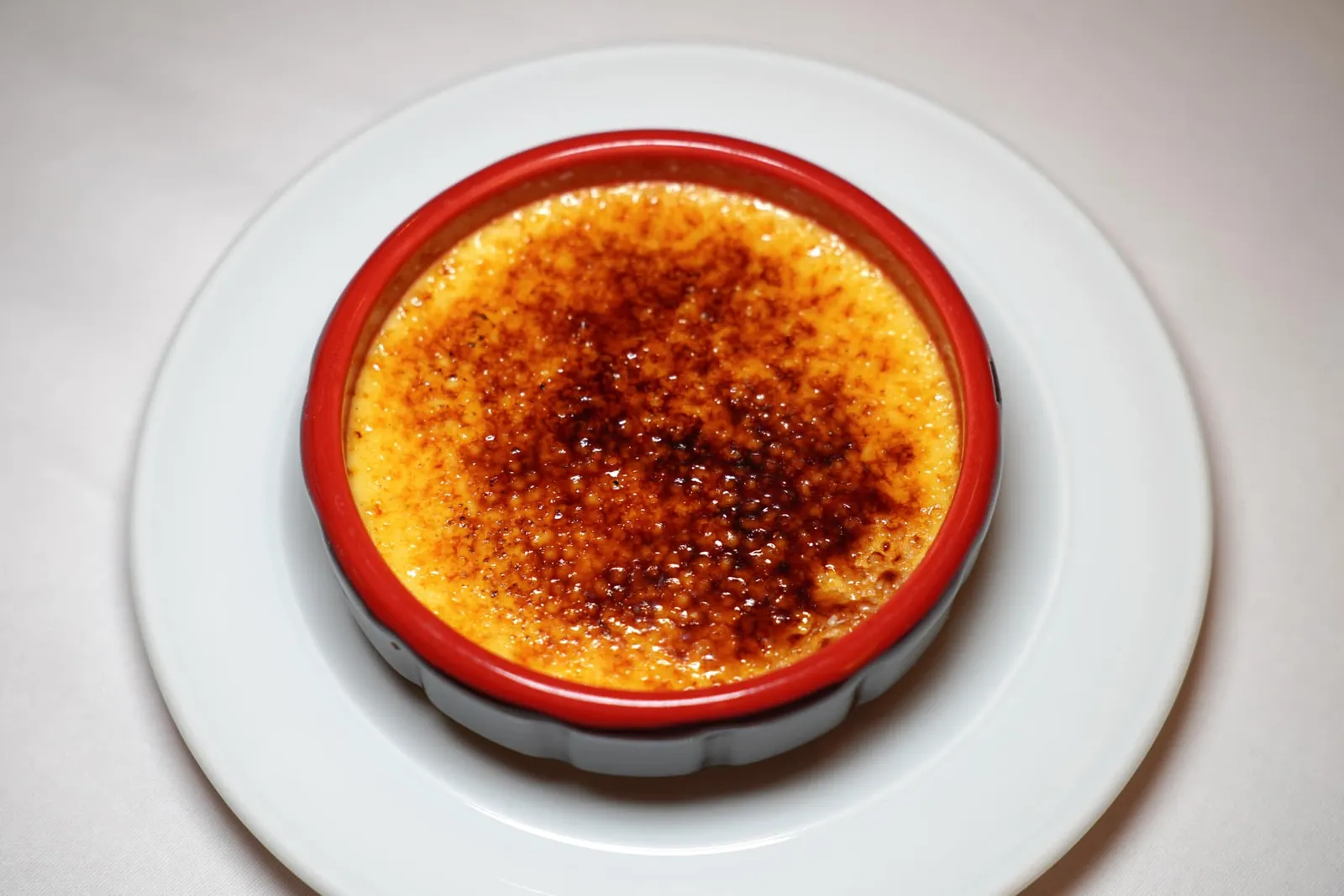 Crema Catalana (6 €) สุดยอดของหวานที่อร่อยอย่างไม่น่าเชื่อคือเครมา คาตาลันน่า ด้านล่างเป็นคัสตาร์ดหวานละมุน เนื้อสัมผัสเนียนละเอียด ผิวชั้นบนได้รับการโรยน้ำตาลแล้วทอร์ชไฟจนมีความกรอบเบา ๆ (14/20)
