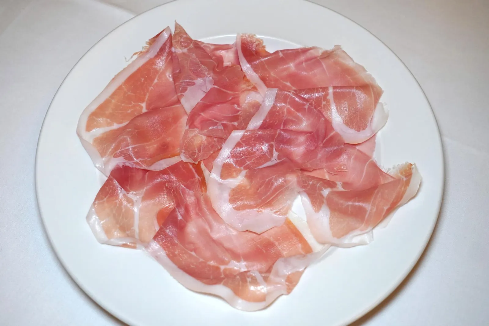 Proscuitto Crudo (13 €) เริ่มต้นมื้ออาหารด้วย Proscuitto Crudo ให้รสชาติเค็มกลมกล่อม มีกลิ่นหอม ทั้งยังช่วยเรียกน้ำย่อยได้ดีมาก ๆ (12/20)