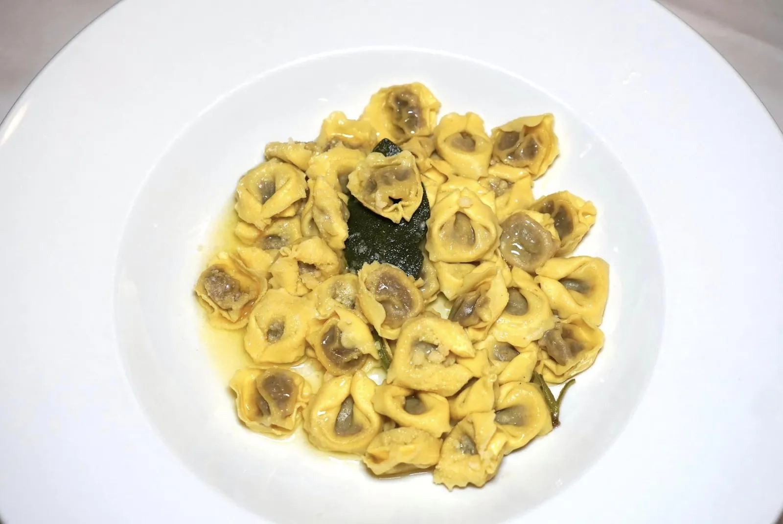 Tortellini Burro E Salvia (13 €) พาสต้าตอเตลลินี่ชิ้นจิ๋วให้รสชาติเค็มกบมกบ่อมคลุกเคล้ากับเนยจนหอมมัน นอกจากนี่ยังมีใบ Sage ใส่มาให้รสชาติหวานเฉพาะตัว (13/20)
