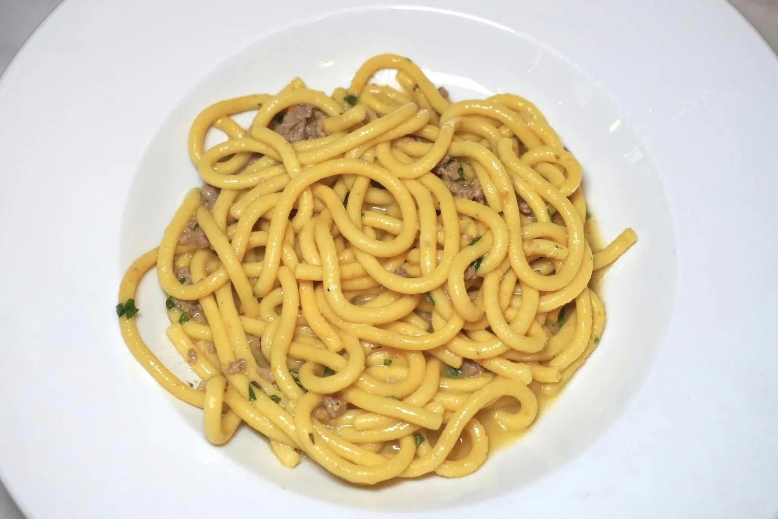 Bigoli con Anitra (13 €) เริ่มต้นที่เมนูเด็ดประจำร้านอย่างพาสต้าเส้น Bigoli อวบอ้วนให้เนื้อสัมผัสนุ่มหนึบ เชฟนำไปคลุกเคล้ากับเนื้อเป็ดสับที่ปรุงมาอย่างดีไร้ซึ่งความกระด้าง (14/20)