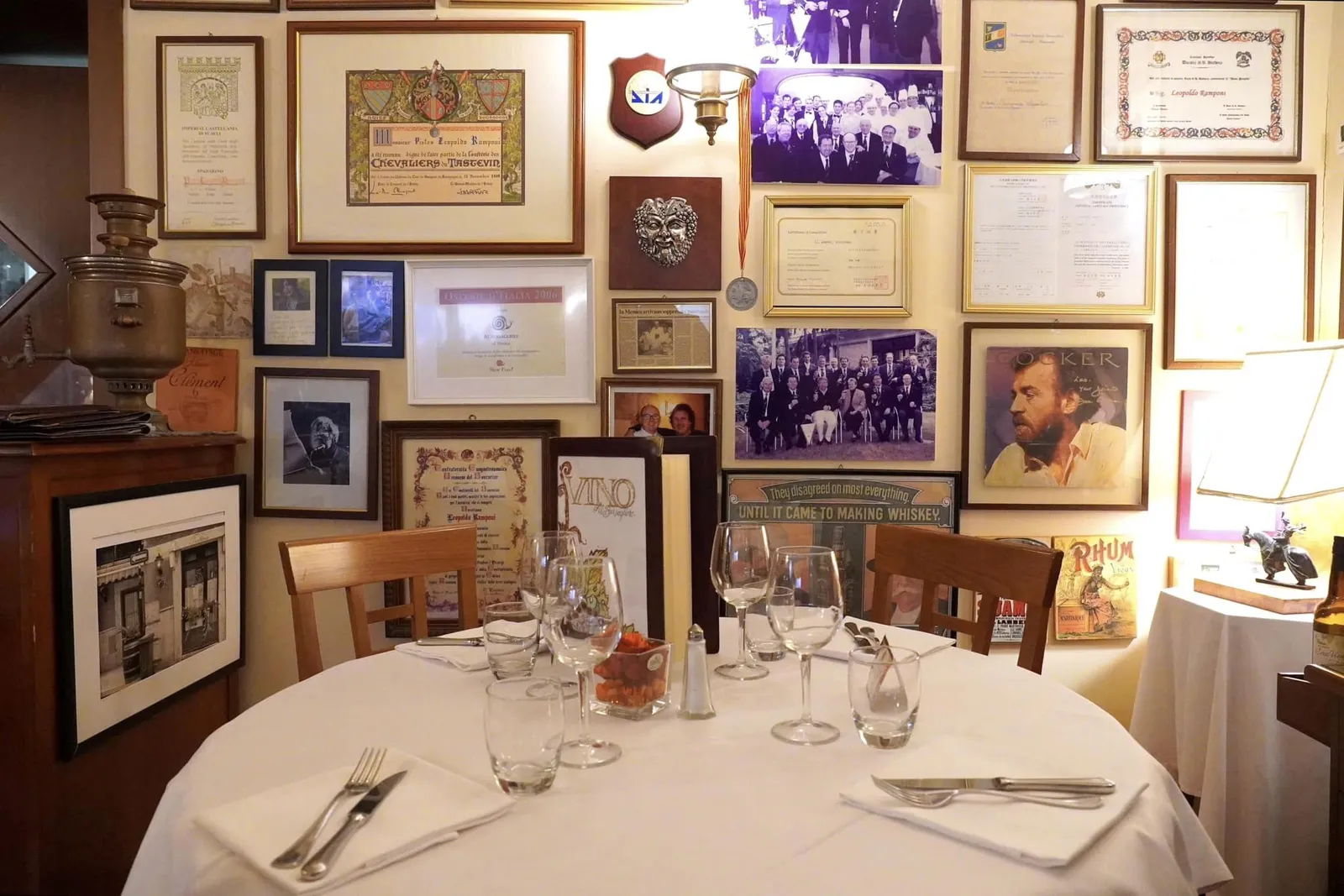คุณ Pietro Leopoldo Ramponi และภรรยาคุณ Marina ได้เข้ามาเป็นเจ้าของร้านเต็มตัวพร้อมกับนำเสนออาหารท้องถิ่นของนคร Venice และแคว้น Veneto พื้นที่ทางเข้าร้านประกอบไปด้วยบาร์สำหรับชงเครื่องดื่ม