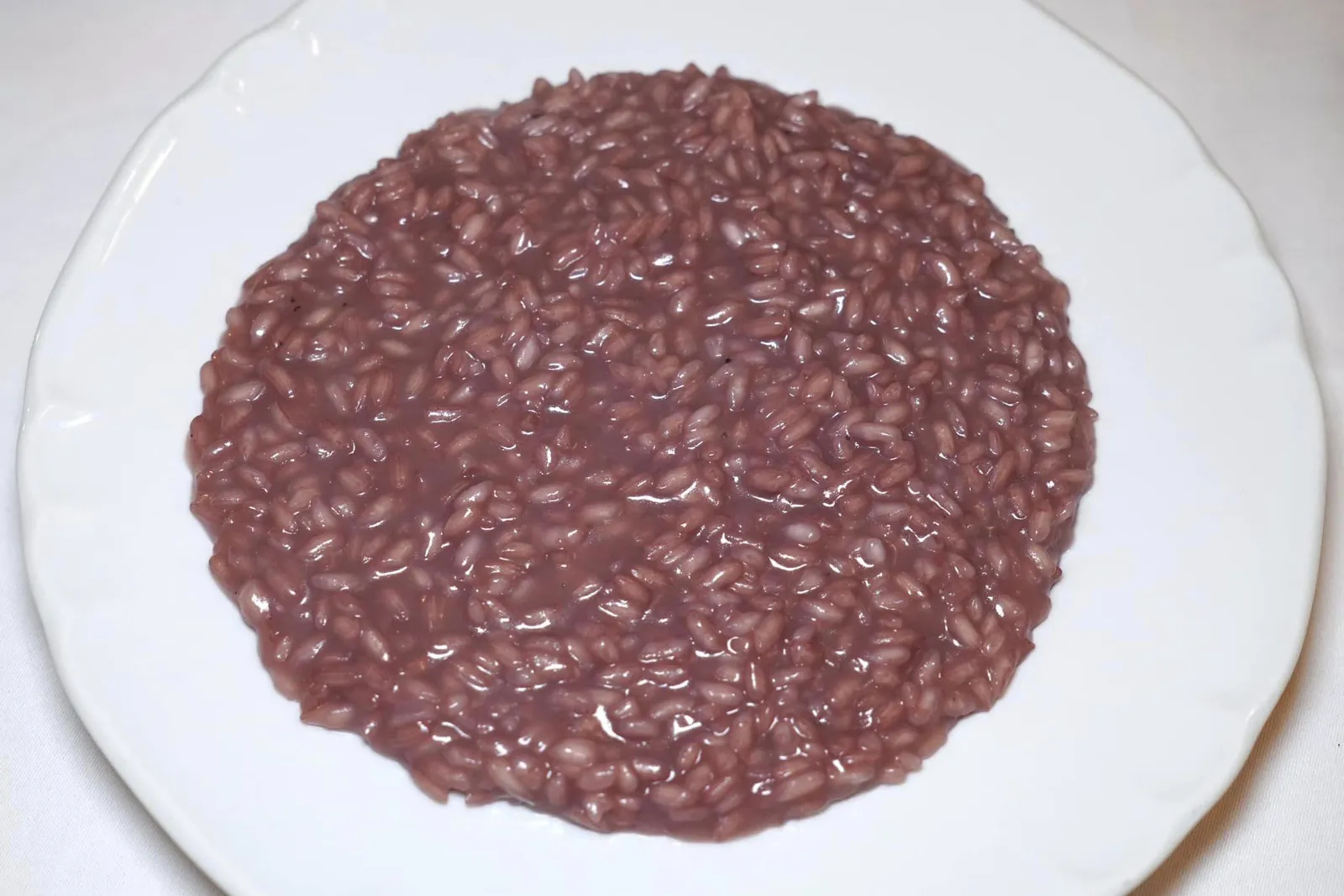 Risotto All'Amarone (13 €/p, Min 2 pp) ห้ามพลาดอีกหนึ่งเมนูยอดนิยมของ Al Bersagliere คือข้าวรีซอตโต้ที่ผ่านการปรุงสุกในไวน์แดง Amarone เมล็ดข้าวมีความสู้ฟันที่พอเหมาะ ซอสไวน์แดงให้รสชาติที่เข้มข้นพร้อมกับอโรมาหอม ๆ เฉพาะตัว อร่อยไร้ที่ติ (14/20)