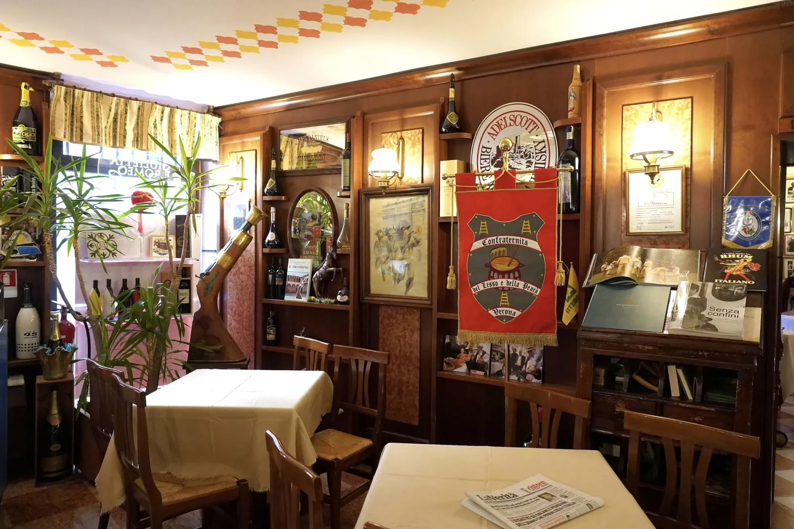 🎗 Al Bersagliere da Armando เปิดทำการเป็นครั้งแรกในปี 1927 โดยในช่วงแรกตัวร้านรับหน้าที่เป็นโรงเหล้าประจำนคร Verona และค่อย ๆ พัฒนาจนกลายมาเป็นหนึ่งในสามของห้องอาหารที่ดีที่สุดของเมืองและมีชื่อเสียงเกี่ยวกับเมนูปลา
