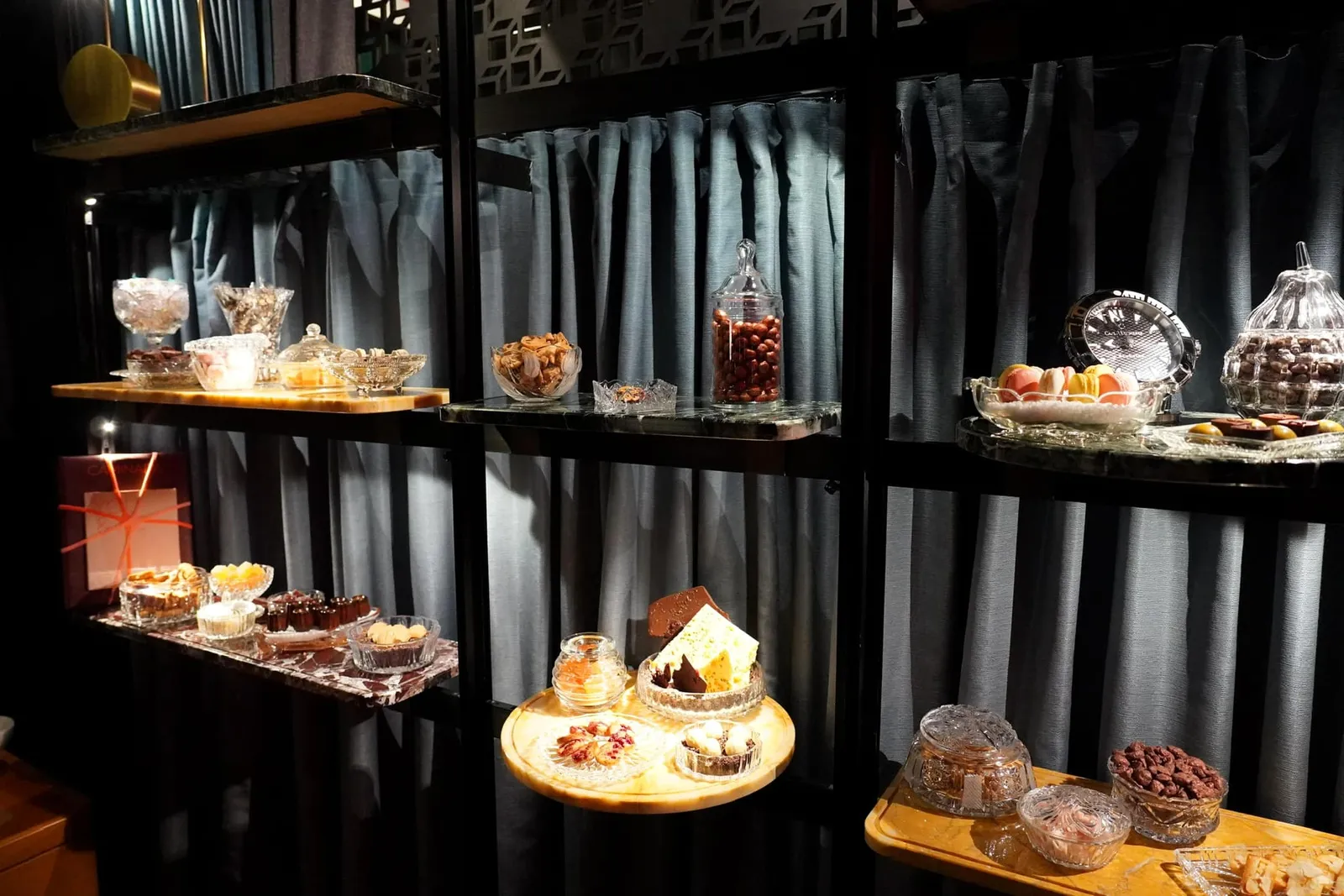 🥄 CANDY STORE และแน่นอนว่าประสบการณ์ที่ IGNIV จะต้องปิดท้ายด้วย Candy Store โดยลูกค้าสามารถเลือกเป็นของฝากใส่กล่องกลับบ้านไปด้วยได้เลย