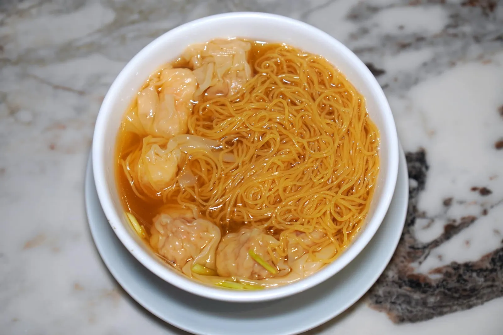 正斗鮮蝦雲吞麵 (大) (248++) บะหมี่น้ำเกี๊ยวกุ้ง House Specialty Wonton Noodles in Soup (L) บะหมี่ที่นี่เตรียมออกมาในสไตล์ฮ่องกงแท้ ๆ คือจะมีความกรึบตรงกลางจับคู่มากับเกี๊ยวกุ้งหลายชิ้นที่ทั้งเด้งและหวานอร่อย น้ำซุปเสิร์ฟมาร้อน ๆ เข้ากันกับผักกวางตุ้งที่ใส่มาด้วยจริง ๆ (13/20)