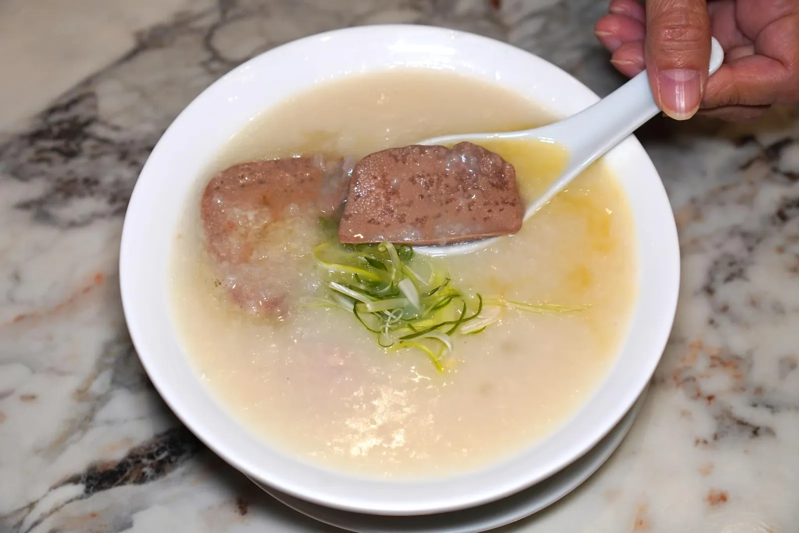 正斗生腸及第粥 (298++) โจ๊กหมูและเครื่องใน Pork Meatballs & Pork Innards Congee จานที่โดดเด่นที่สุดต้องยกให้กับโจ๊กฮ่องกงที่มีเนื้อสัมผัสของข้าวละมุนลิ้นมาก ๆ เครื่องในหมูนุ่ม ไม่คาวโดยเฉพาะตับที่กรอบเด้งชนิดหาร้านอื่นในกรุงเทพเทียบเคียงได้ยาก (13/20)
