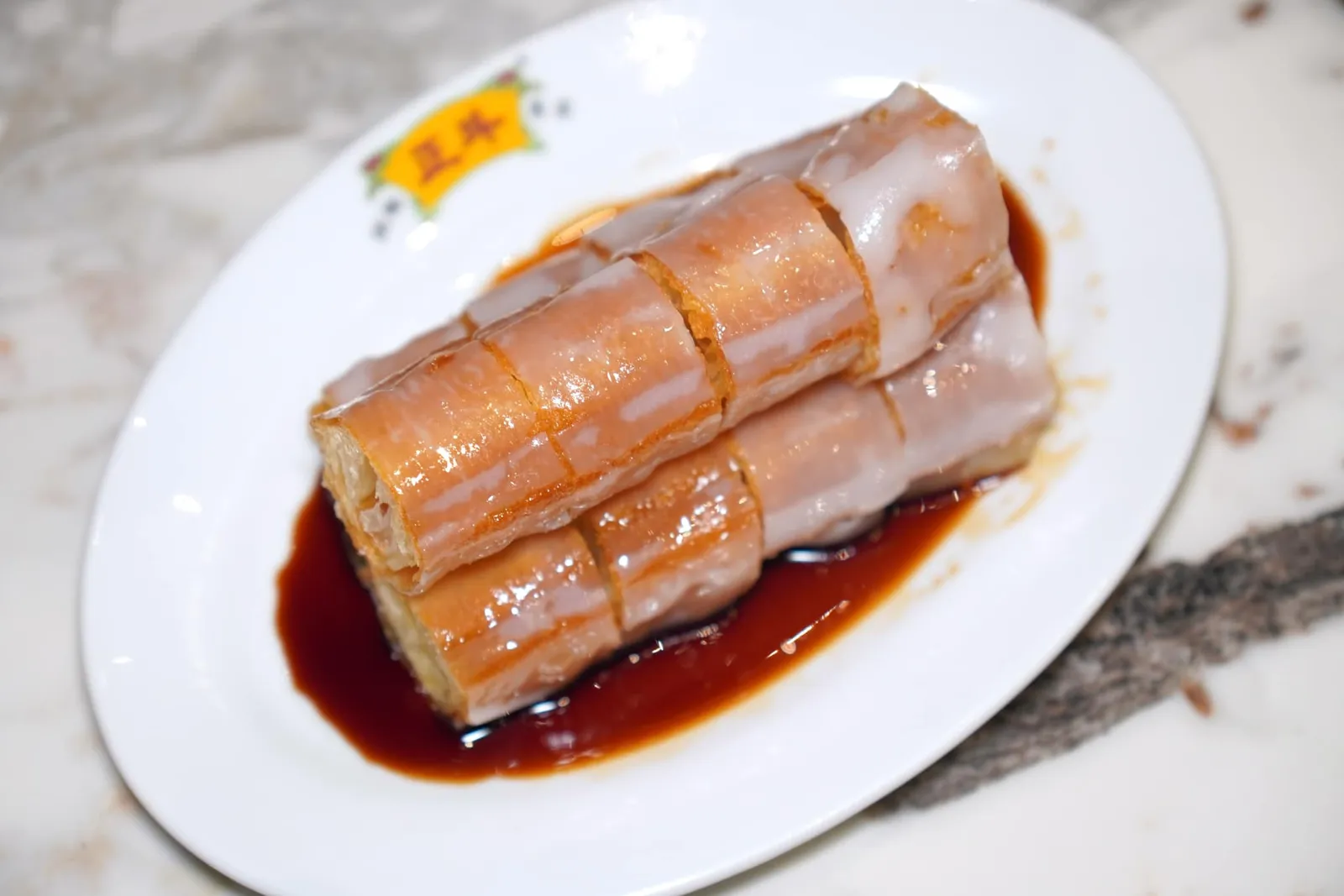 香油條腸粉 (炸兩) (188++) ก๋วยเตี๋ยวหลอดปาท่องโก๋ Rice Noodle Rolls Filled with Twisted Cruller ก๋วยเตี๋ยวหลอดห่อปาท่องโก๋ชิ้นโตสร้างความแตกต่างทางเนื้อสัมผัสที่ยอดเยี่ยม จากนั้นราดด้วยซีอิ๋วอันแสนจะกลมกบ่อมตัดความมันจากการทอดออกได้จนหมด (13/20)