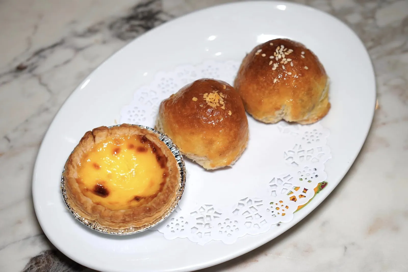 鮮奶酥皮撻, 金沙酥, 叉燒酥 (198++) ทาร์ตไข่, ไส้ไข่เค็ม, ไส้หมูแดง Cream Fresh Egg Tart, Salted Egg Puff Pastry, Barbecue Pork Puff Pasty (3 Pcs) เราขอแนะนำให้เหลือท้องเผื่อเอาไว้สำหรับขนมอบประกอบไปด้วยทาร์ตไข่ที่มีครีมตรงกลางหวานละมุน ข้าง ๆ กันคือพัฟแพสทรี่ไข่เค็ม สุดท้ายคือพัฟแพสทรี่หมูแดงรสเลิศ (13/20)