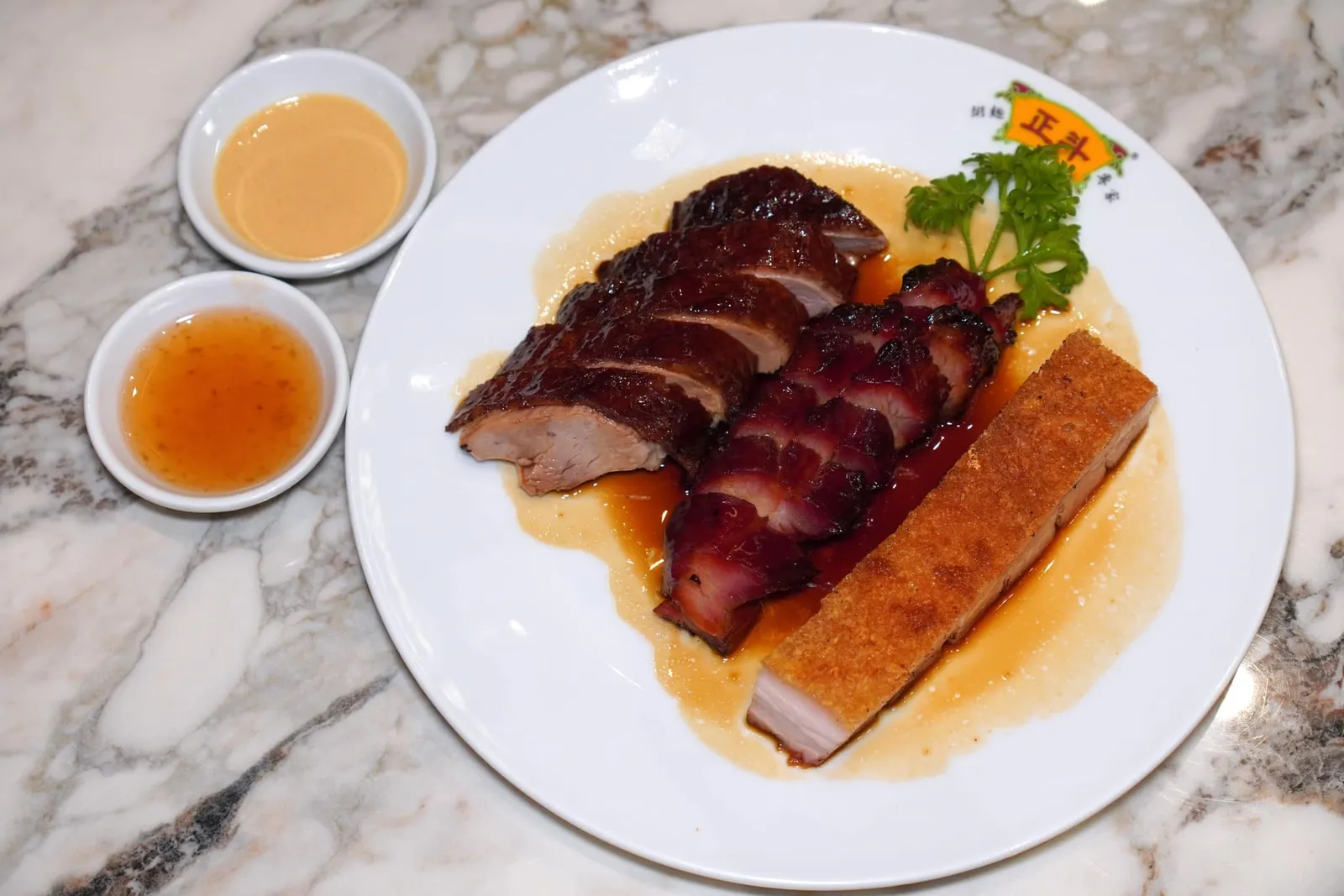 燒味三拼 (528++) บาร์บีคิว 3 อย่าง : เป็ดย่าง, หมูแดง, หมูกรอบ 3 Choices of Roasts: Roasted Duck, Barbecued Pork, Crispy Roasted Pork ขอแนะนำให้เริ่มต้นด้วยเมนูย่างรวมสไตล์ฮ่องกงประกอบไปด้วยเป็ดย่างโดยเนื้อเป็ดของไทยนี้จะมีอัตราส่วนของเนื้อค่อนข้างมากแต่ทางร้านก็ย่างมาได้ดี หมูแดงบาบีคิวมีความสู้ฟันแต่ไม่มีความกระด้าง หมูกรอบหนังกรอบบาง ให้รสชาติเค็มพอเหมาะ จะคีบชิมเปล่า ๆ หรือจัยคู่กับตัวซอสก็ได้เช่นกัน (13/20)