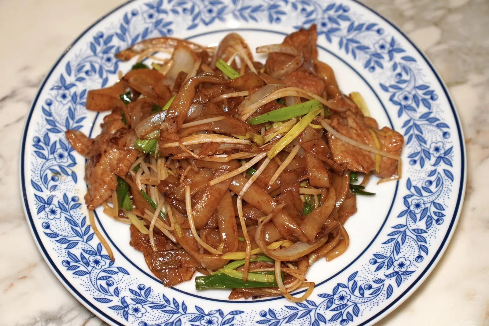 干炒牛河 (例) (268++) เส้นใหญ่ฮ่องกงผัดแห้งเนื้อ Stir-Fried Rice Noodles with Beef เส้นใหญ่นุ่มหนึบผัดในไฟแรงจนหอมกลิ่นกระทะเข้ากันกับกลิ่นหอมของเนื้อ ชิ้นเนื้อสู้ฟันตัดกันกับความกรอบของผักต่าง ๆ ได้อย่างลงตัว (13/20)