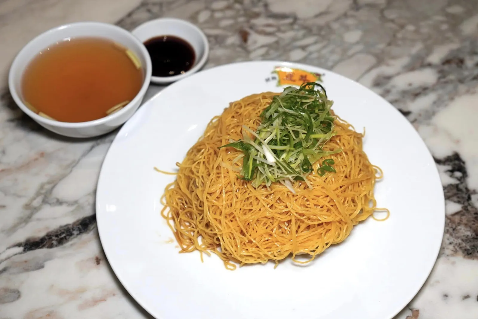 薑葱雲吞撈麵 (288++) บะหมี่แห้งเกี๊ยวกุ้งโรยขิง House Specialty Wonton Noodles with Ginger & Spring Onions ส่วนใครอยากลองสั่งบะหมี่แห้งก็ให้รสชาติที่อร่อยไม่แตกต่างกันโดยทางร้านจะเสิร์ฟน้ำศุปแยกมาให้ต่างหากด้วย (13/20)