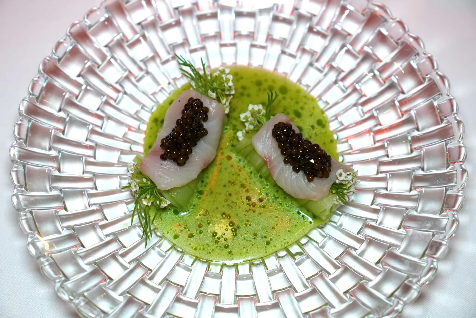 Ceviche - Hamachi - Kristal Kaviar คอร์สถัดมาคือปลา Hamachi เสิร์ฟมากับซุปสไตล์ Ceviche ช่วยเรียกความสดชื่นได้ดี ด้านบนท็อปด้วย Kristal Caviar ให้กลิ่นอายของทะเลและรสชาติเค็มอันกลมกล่อม (16/20)