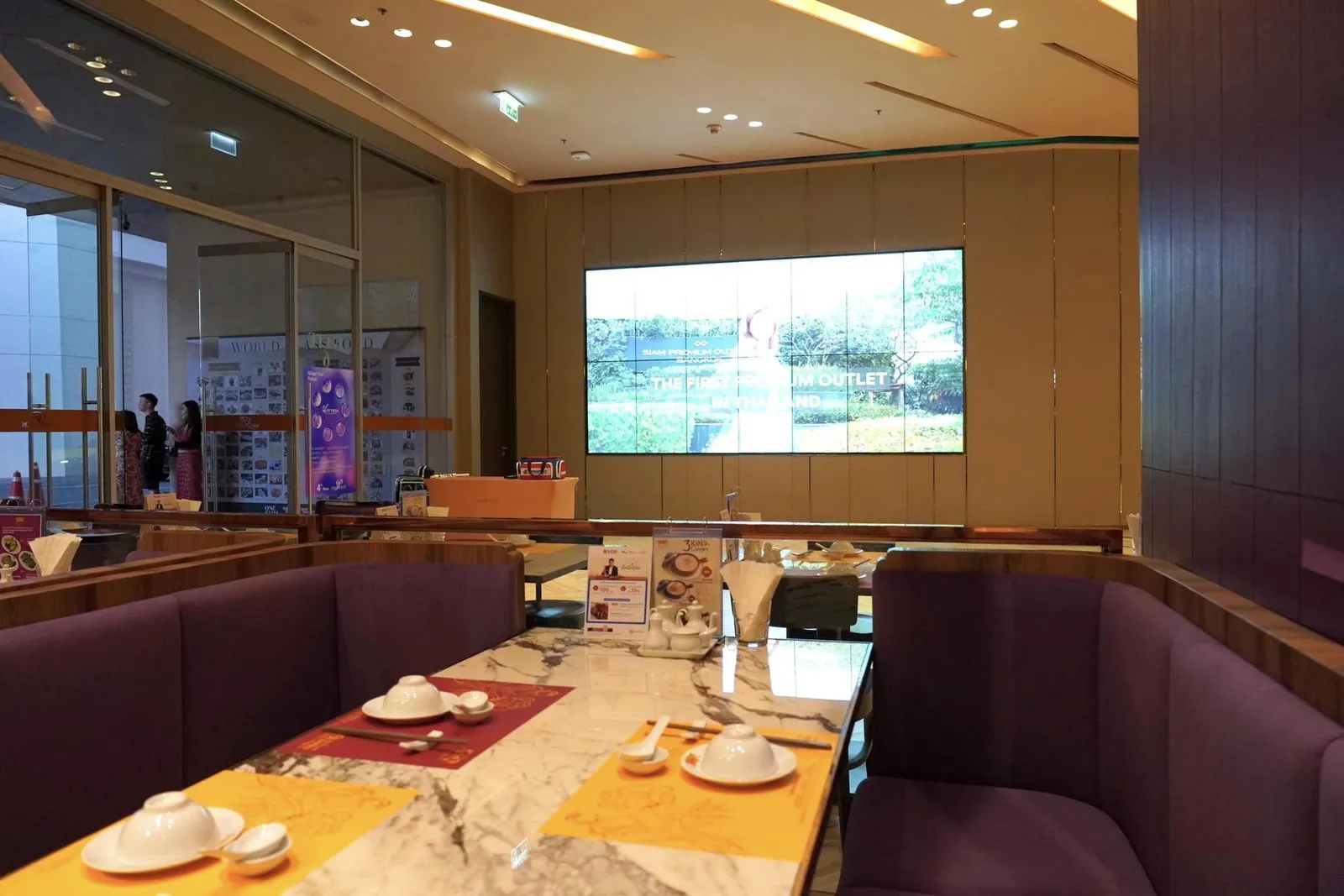 ตัวร้านตั้งอยู่บริเวณชั้น G ฝั่ง North Wing ใกล้กันกับทางเข้าโรงแรม Siam Kempinski Bangkok ห้องครัวขนาดใหญ่ตกแต่งด้วยโทนสีม่วงสลับทองรายล้อมด้วยโต๊ะอาหารนั่งสบายสไตล์แคชวล นอกจากนี้ยังมีบริเวณชั้นสองที่ให้ความเป็นส่วนตัวมากยิ่งขึ้น