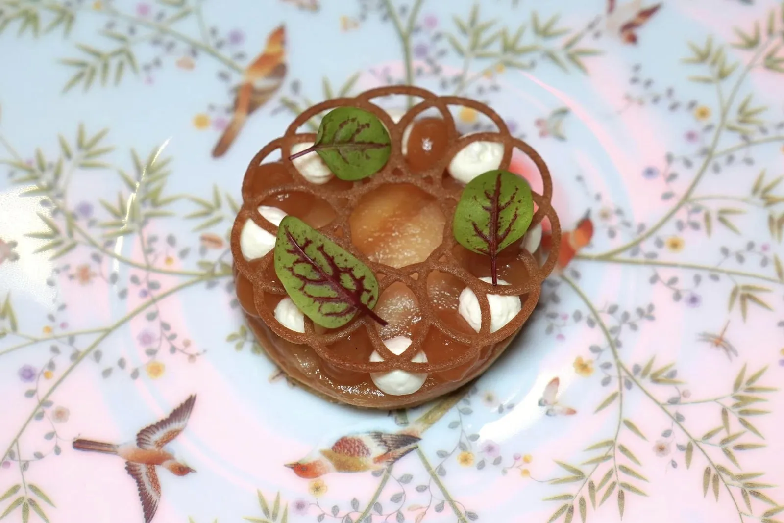 Apple - Muscovado - Fleur de Sel Muscovado ที่ผ่านกระบวนการ Caramelized ให้ความหวานที่พอเหมาะ เชฟจับคู่มากับ Cooked Apple Cream และองค์ประกอบของดอกเกลือหรือ Fleur de Sel (17/20)