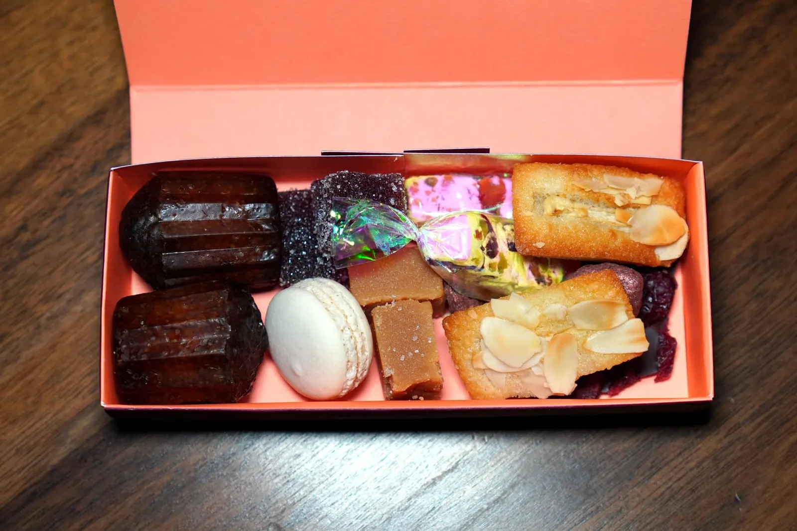 🥄 CANDY STORE ในชั้นประกอบไปด้วย Chocolates, Fruit Jellys, Chocolate Nuts, Caramel, Montélimar, Panforte และอื่น ๆ อีกมากมาย