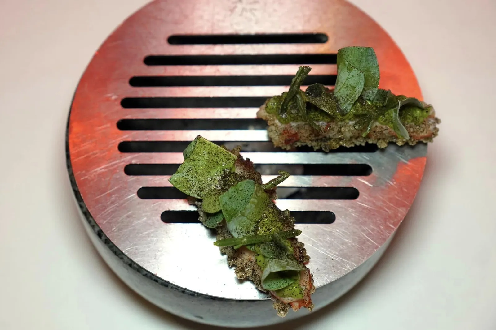 Grill: Scampi - Nori กุ้งล็องกูสทีนย่างจนสุก มีกลิ่นหอมของการย่าง เนื้อกุ้งมีความนุ่มหวานตัดกันกับความกรอบและเขียวของผัก Kale เชฟยังใส่ด้วยอโรมาของสาหร่ายโนริมาอีกด้วย (17/20)