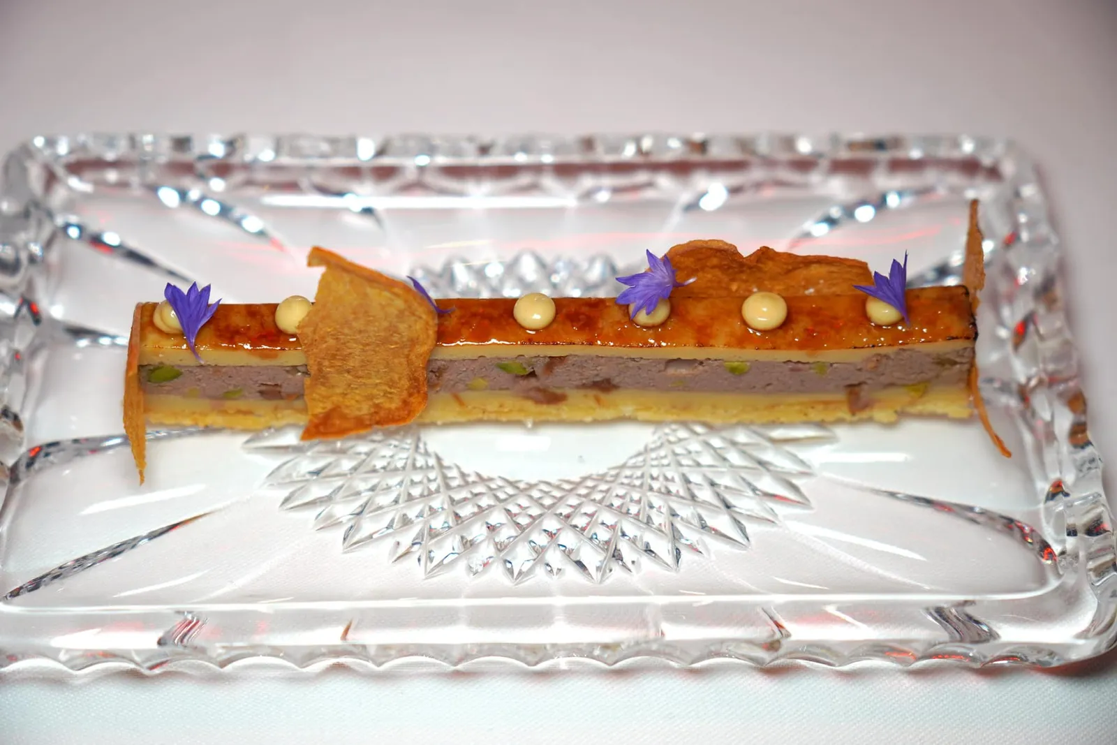 Poultry Terrine - Peach - Rooibos Poultry Terrine เนื้อเนียนล้อมรอบด้วยขนมปังกรอบ ๆ รสชาติมีความหวานเบา ๆ กลมกล่อมเชฟจับคู่กันกับความสดชื่นของลูกพีชและ Rooibos (17/20)