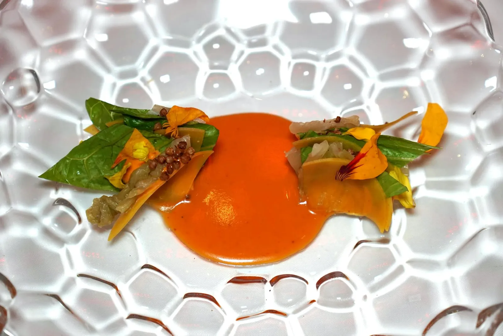 Pumpkin - Kimchi - Buckwheat ปิดท้ายของว่างด้วยฟักทองเสิร์ฟมาคู่กันกับกิมจิให้รสออกเปรี้ยวอย่างมีมิติ เชฟยังใส่บัควีทมาเพื่อให้ความกรอบ มิติทางรสชาติและเนื้อสัมผัสของจานนี้ถือว่าดีกว่าหน้าตามาก ๆ (18/20)