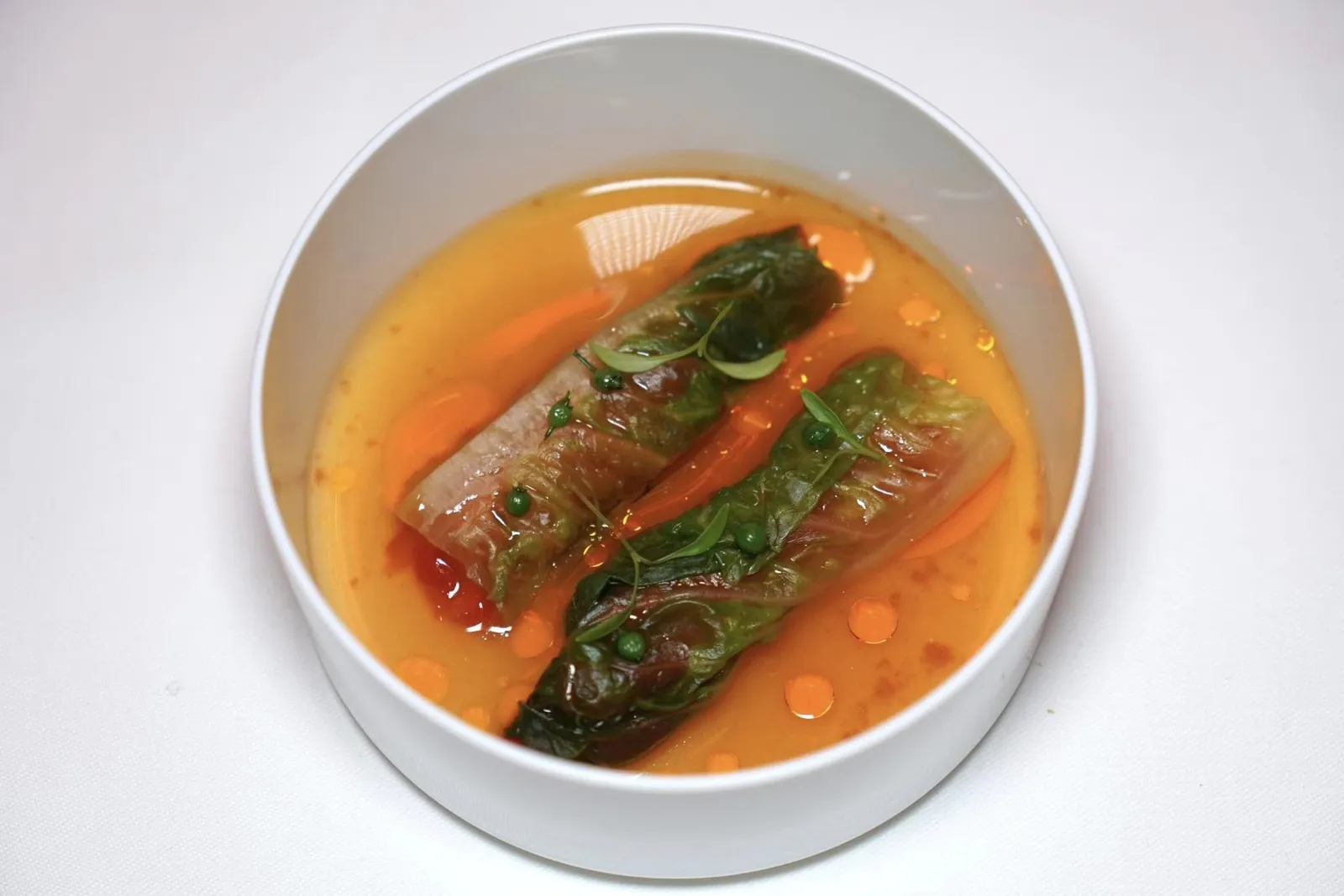 Lettuce - “Paprikakraut” ผักกาด Lettuce กรอบ ๆ เสิร์ฟมากับ Paprikakraut ซึ่งก็คือผักกะหล่ำปลีที่มีอโรมาเฉพาะตัวของปาปริก้านั่นเอง (15/20)
