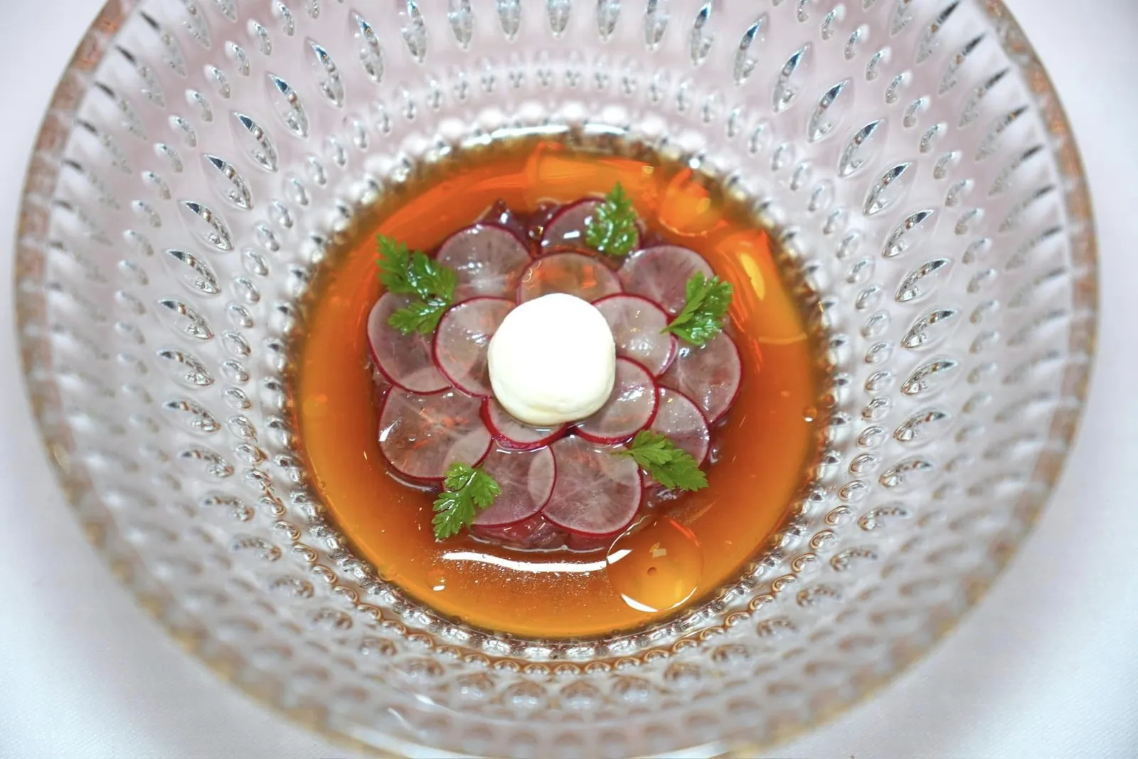 Beef - Ginger - Radish เนื้อวัวเสิร์ฟมาในรูปแบบของ Tartare เนื้อเนียนละมุน เชฟตัดเนื้อสัมผัสด้วยผักแรดิช รอบ ๆ คือซอส Ginger Dashi สไตล์เอเชีย (16/20)