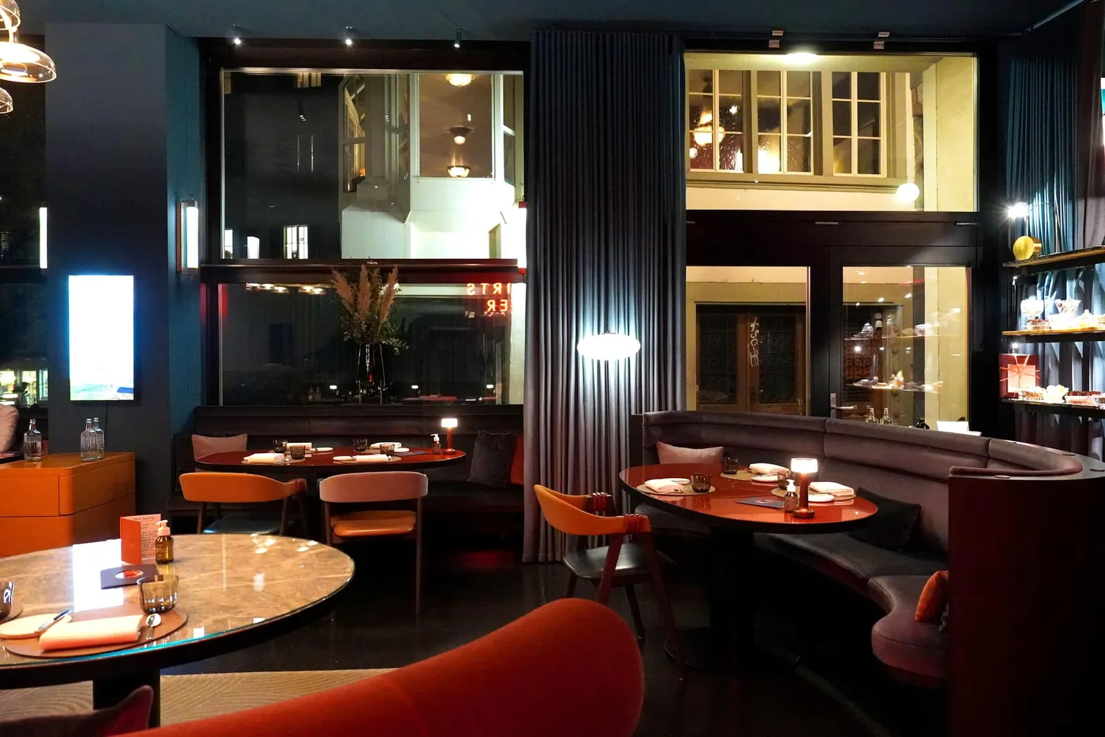 ตัวร้านตั้งอยู่ในโรงแรม Marktgasse Hotel ใจกลางนคร Zürich ห่างจากสถานีรถไฟ Zürich HB เพียง 750 เมตรเท่านั้น