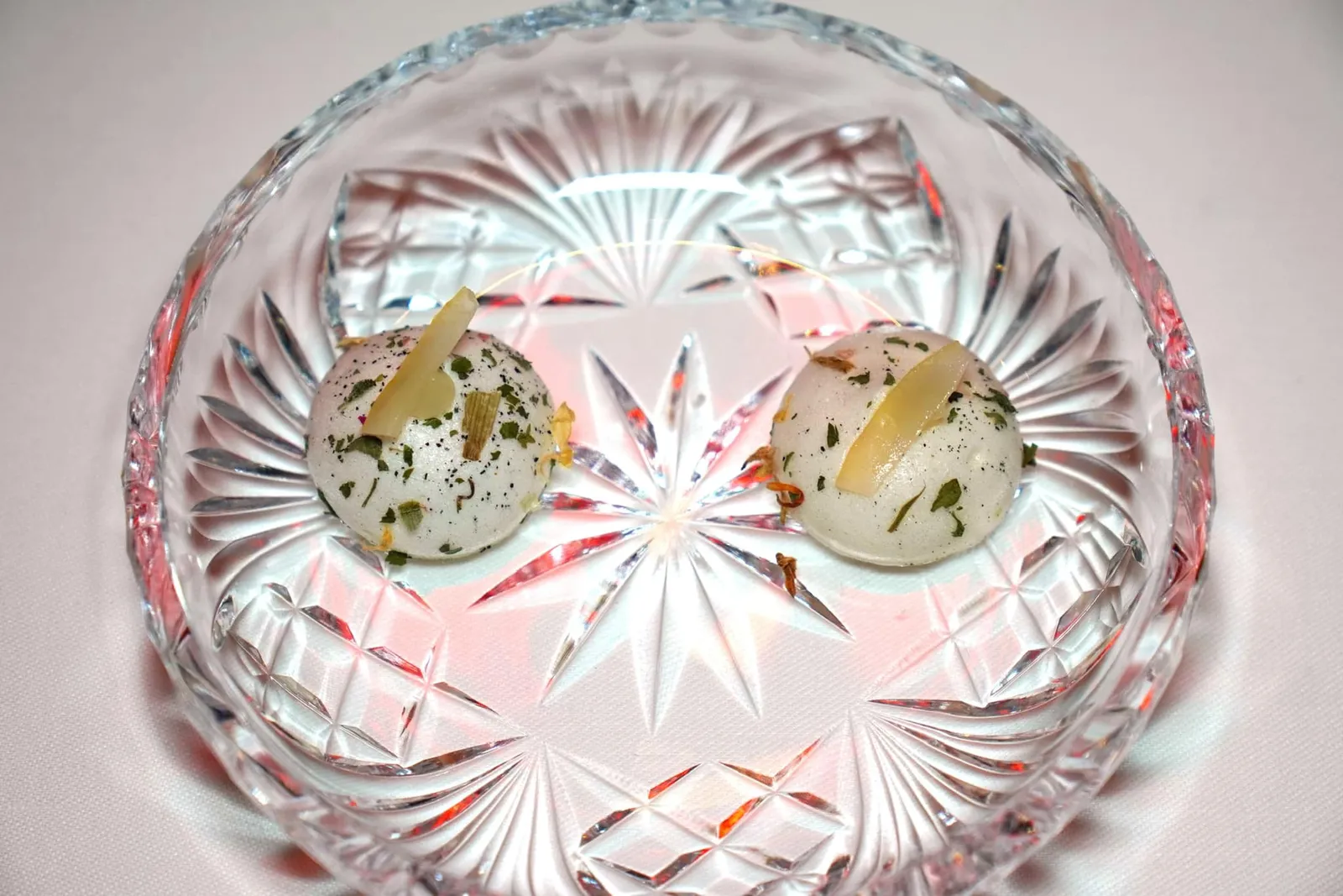 Meringue - Foie Gras - Lemon เมอแรงก์หวานกรอบ ด้านในบรรจุครีมฟัวกราส์ท็อปด้านบนด้วยผิวเลมอนช่วยตัดรสเปรี้ยว (17/20)