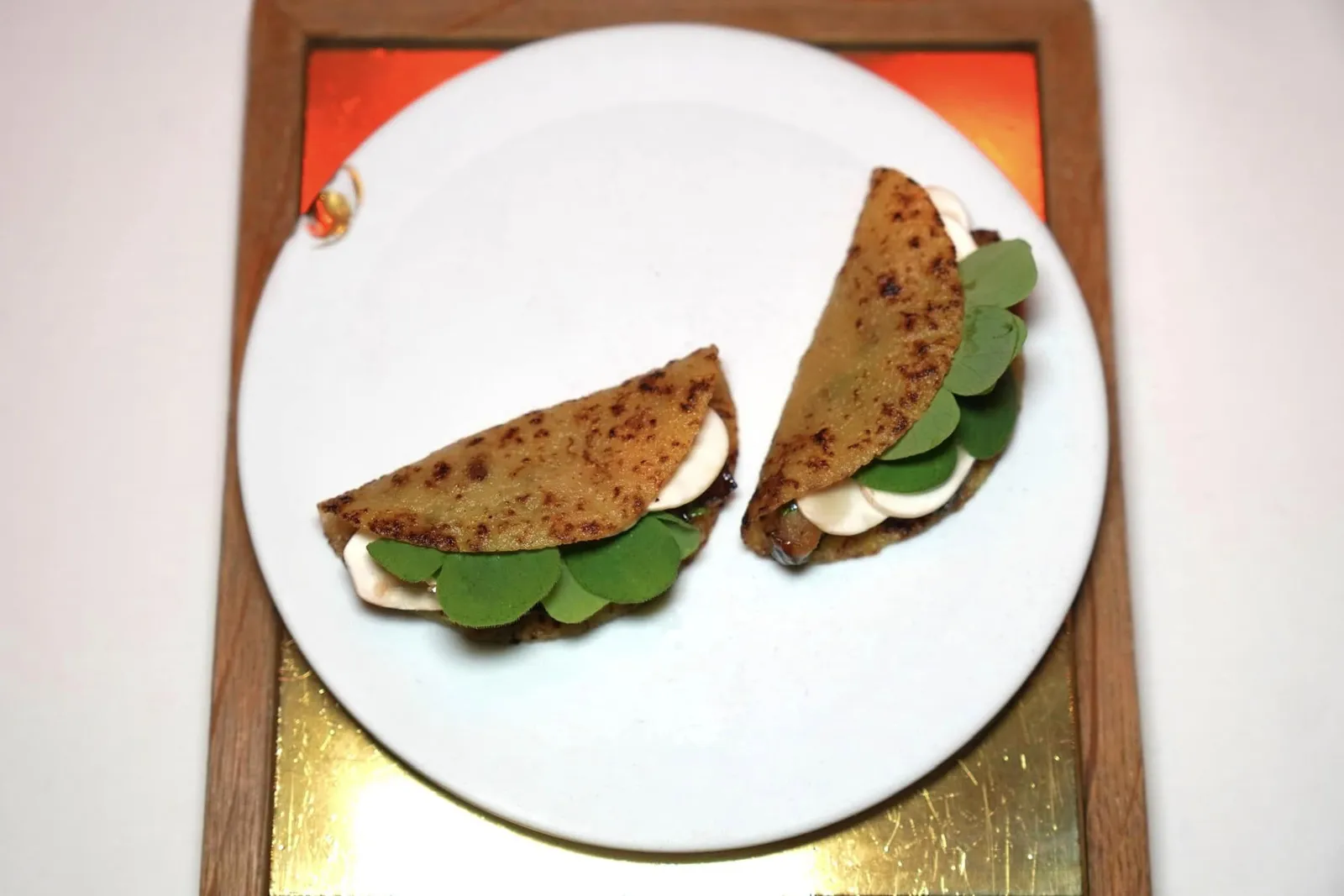 Potato Crêpe - Cep จานนี้คือเครปมันฝรั่ง ตรงกลางสอดไส้เห็ด Cep ให้เนื้อสัมผัสสู้ฟันต่างกันกับความนุ่มของแผ่นเครปด้านนอก (16/20)