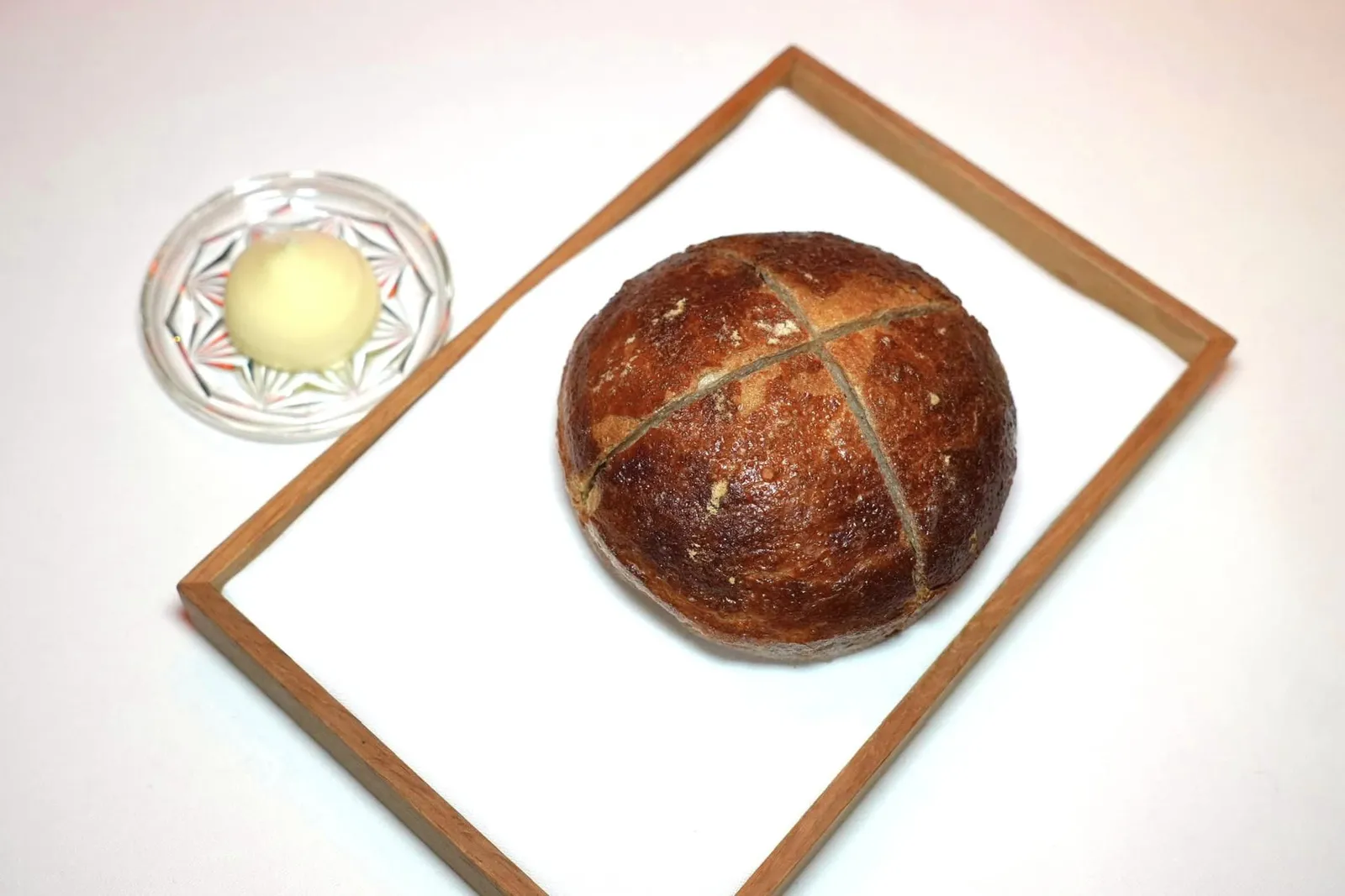 🥄 BREAD จากนั้นพนักงานจะจัดเสิร์ฟขนมปัง Homemade Sourdough มาคู่กันกับ Fluer del Sel Butter หรือเนยดอกเกลือ