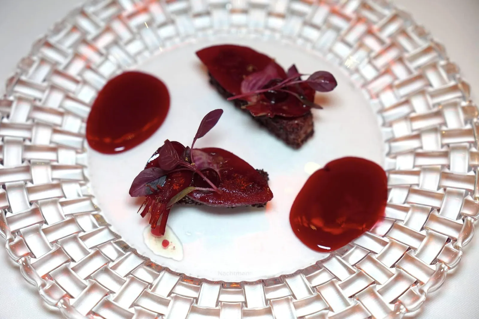 Pork - Beetroot - Yuzu เนื้อหมูเสิร์ฟมากับองค์ประกอบอันหลากหลายของบีทรูทซึ่งก็คือ Beetroot Cream, Beetroot Chip รวมไปถึง Beetroot Crumble เนื้อหมูนุ่มมาก ๆ ตัดกันกับความกรอบของบีทรูท ทั้งนี้ Earthy Aroma ของบีทรูทยังแสดงออกมาอย่างพอดิบพอดีไม่เด่นชัดจนเกินไป (18/20)
