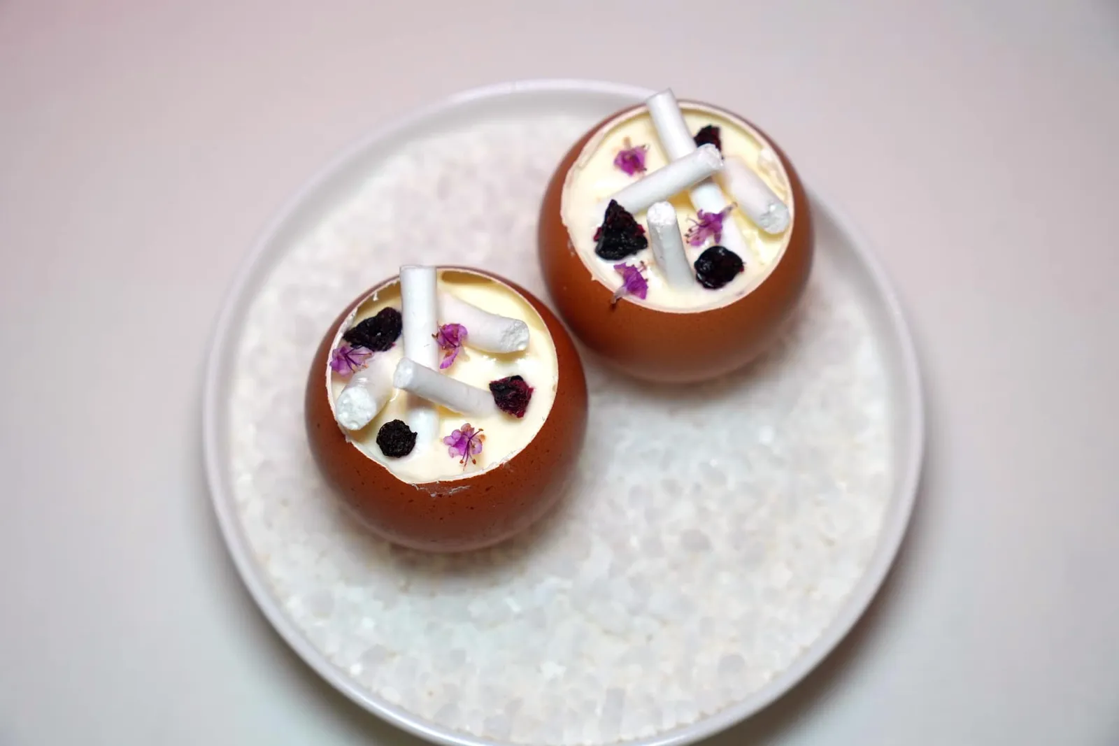 IGNIV Ei: Blueberry - Cheesecake ของหวานจานแรกคือ IGNIV Egg อีกเช่นกัน ด้านล่างเป็น Cheesecake Cream หวานมันจับคู่กับความเปรี้ยวของบลูเบอร์รี่และโยเกิร์ตโฟม นอกจากนี้ยังมีความหวานกรอบที่ได้จากเมอแรงก์ด้านบน (18/20)
