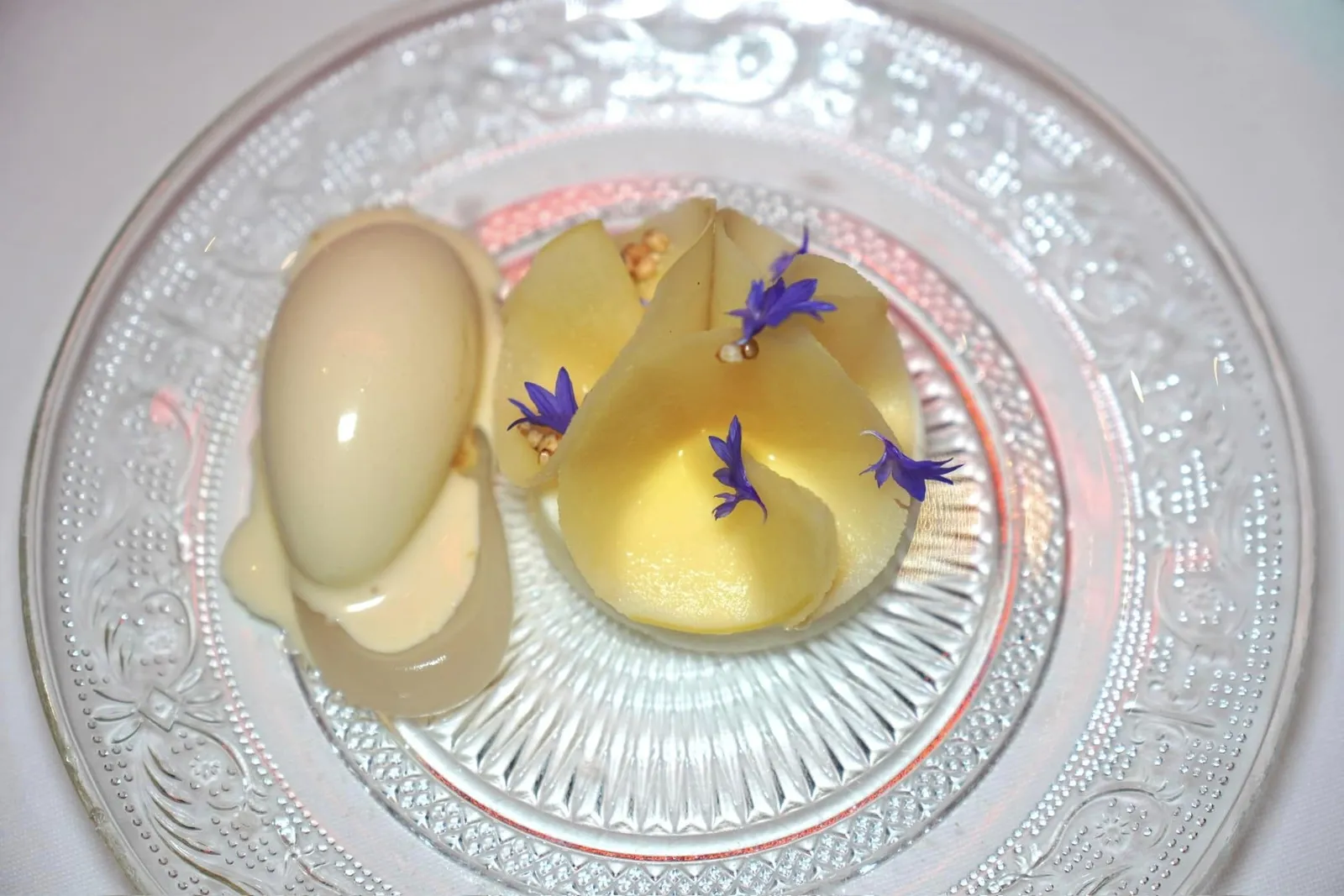 Quince - Bay Leaf - Honey Bay Leaf เสิร์ฟมาในลักษณะของมูสนองอยู่ด้านล่าง ด้านบนท็อปด้วยลูก Quince ฝานมาเป็นชิ้นบางกรอบ จากนั้นเพิ่มเติมความหอมด้วยไอศกรีมน้ำผึ้ง อร่อยไร้ที่ติมาก ๆ (18/20)
