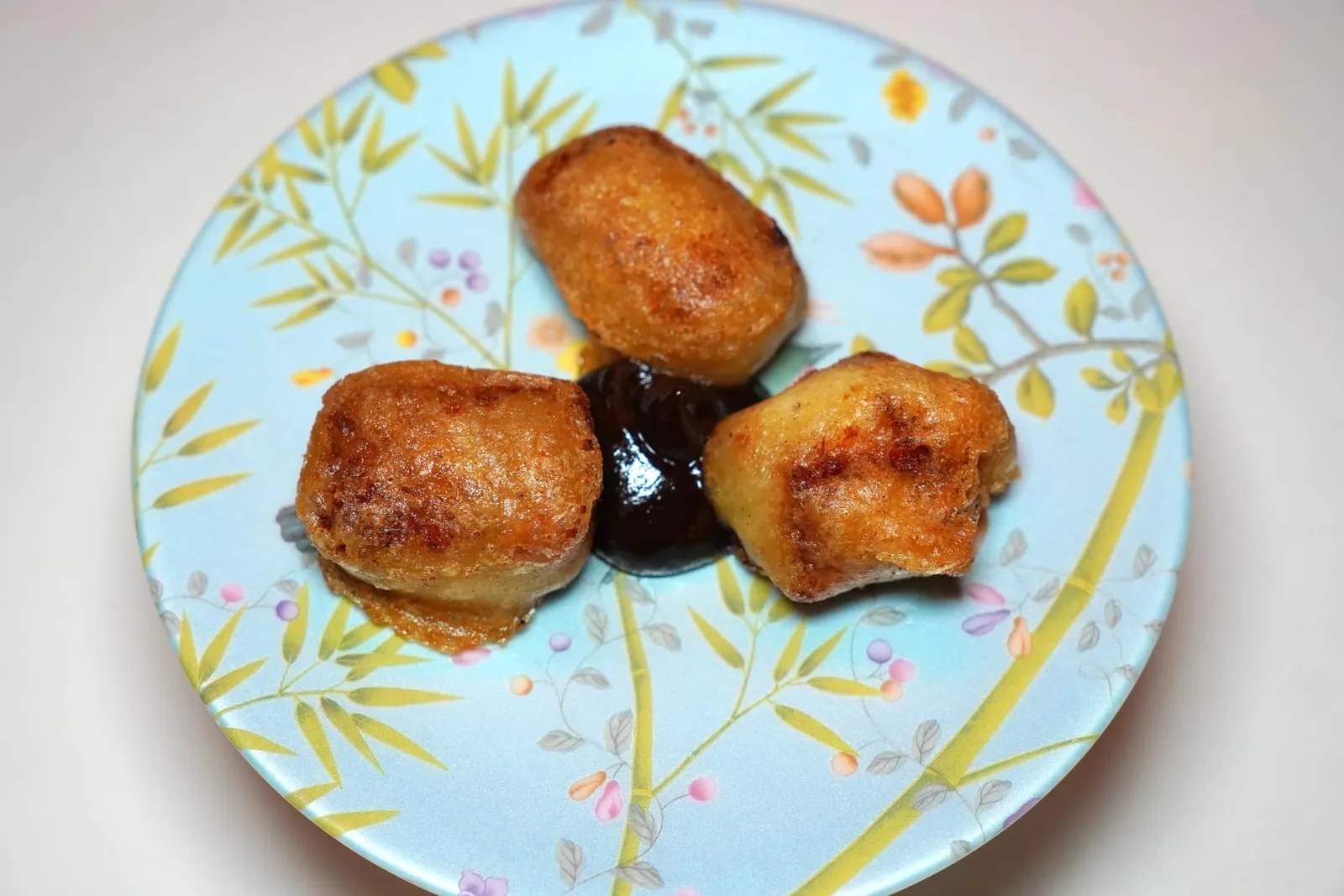IGNIV Chicken Nuggets (24 CHF) ห้ามพลาดที่จะลองสั่ง IGNIV Chicken Nuggets โดยเชฟใช้เนื้อไก่ท้องถิ่นของประเทศสวิตเซอร์แลนด์ แป้งด้านนอกบางกรอบตัดกันกับเนื้อไก่ที่มีความนุ่มลิ้นและฉ่ำ ตรงกลางคือซอสบาร์บีคิวรสเลิศ ถึงจะมีเพียง 3 ชิ้นแต่ด้วยขนาดของนักเกตก็เพียงพอที่จะแบ่งกันชิมได้ 2-3 คน (17/20)