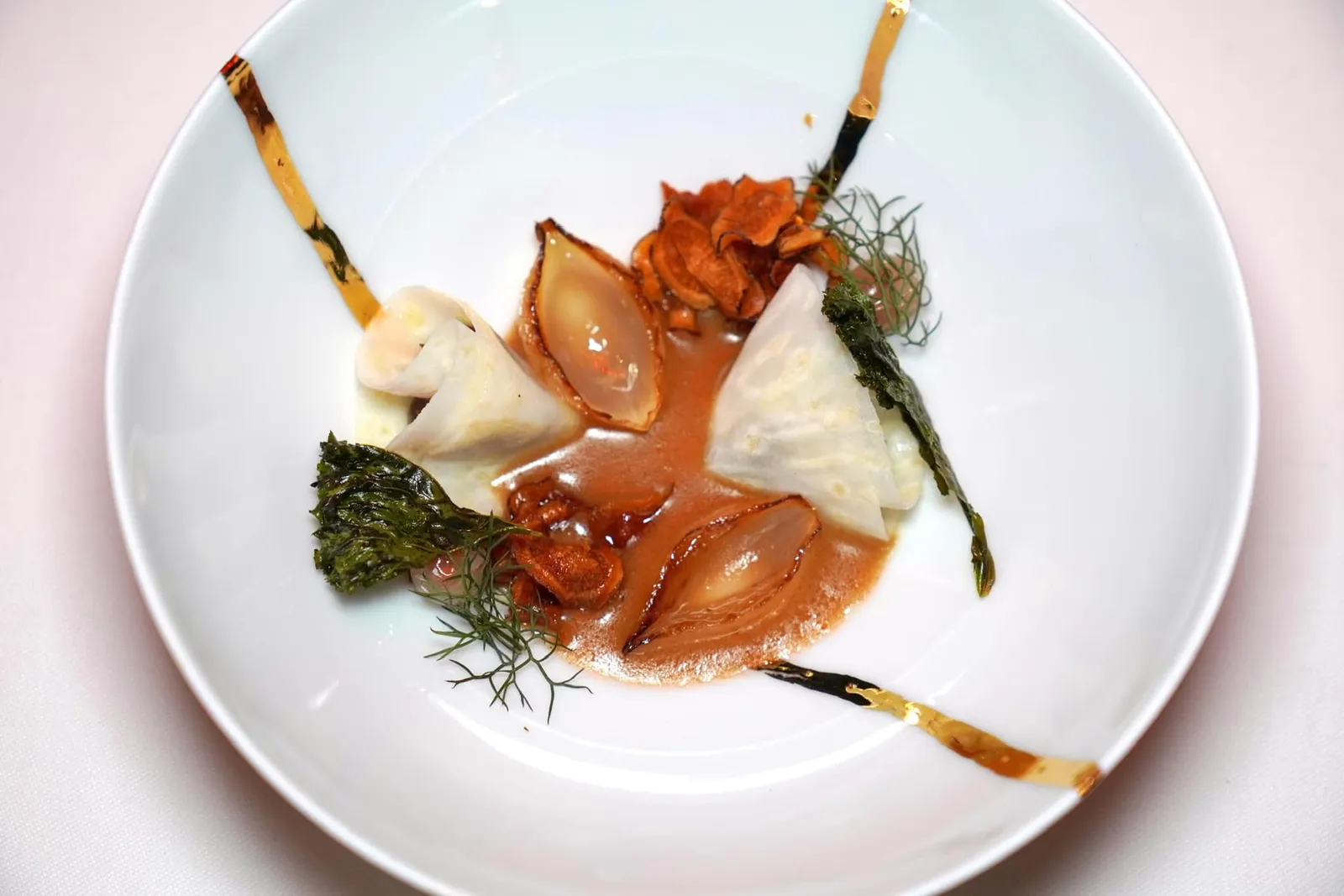 Celery - Dried Pear - Fermented Garlic ผัก Celery ฝานเป็นแผ่นบาง ๆ เสิร์ฟมากับซอสลูกแพร์แห้งและกระเทียมดอง (17/20)