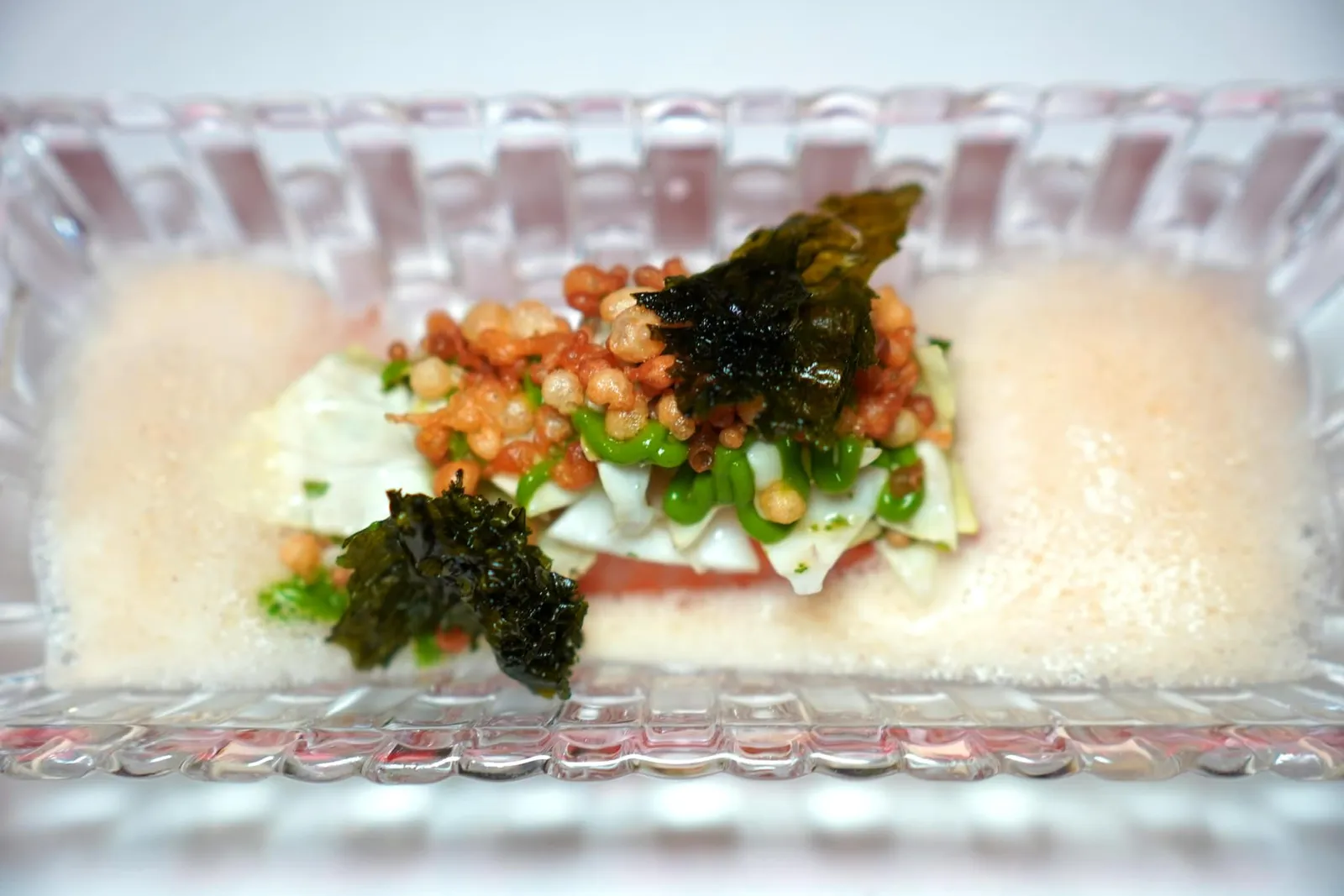 Char - Lovage - Kale ปลาชาร์เตรียมมาอย่างดีเนื้อสัมผัสแทบจะละลายในปาก เชฟจับคู่มากับซอส Lovage ให้รสชาติที่มีเอกลักษณ์และต้องคิดและเข้าใจมากพอสมควร นอกจากนี้ยัวมีความเขียวของผัก Kale อีกด้วย (17/20)