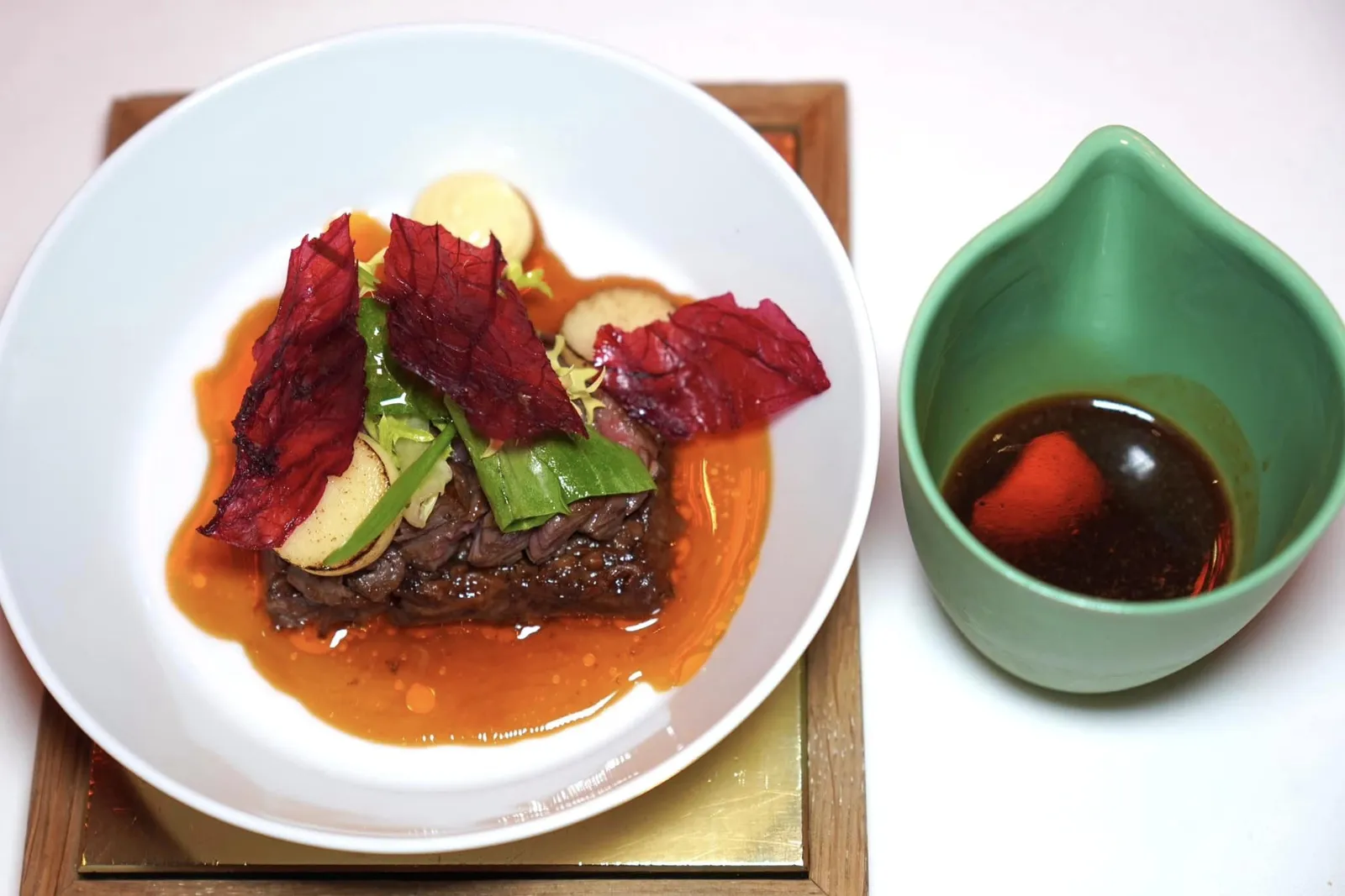 Beef x 3 - Crunchy Salat Beef x 3 คือเนื้อวัว 3 ส่วนคือหางวัว, ฟิลเลท์ และไขกระดูก เชฟเสิร์ฟมาคู่กันกับสลัดที่ประกอบขึ้นมาจากผักกรอบ ๆ รอบ ๆ ราดด้วยซอส Jus ช่วยเพิ่มความเข้มข้นให้กับจาน (17/20)