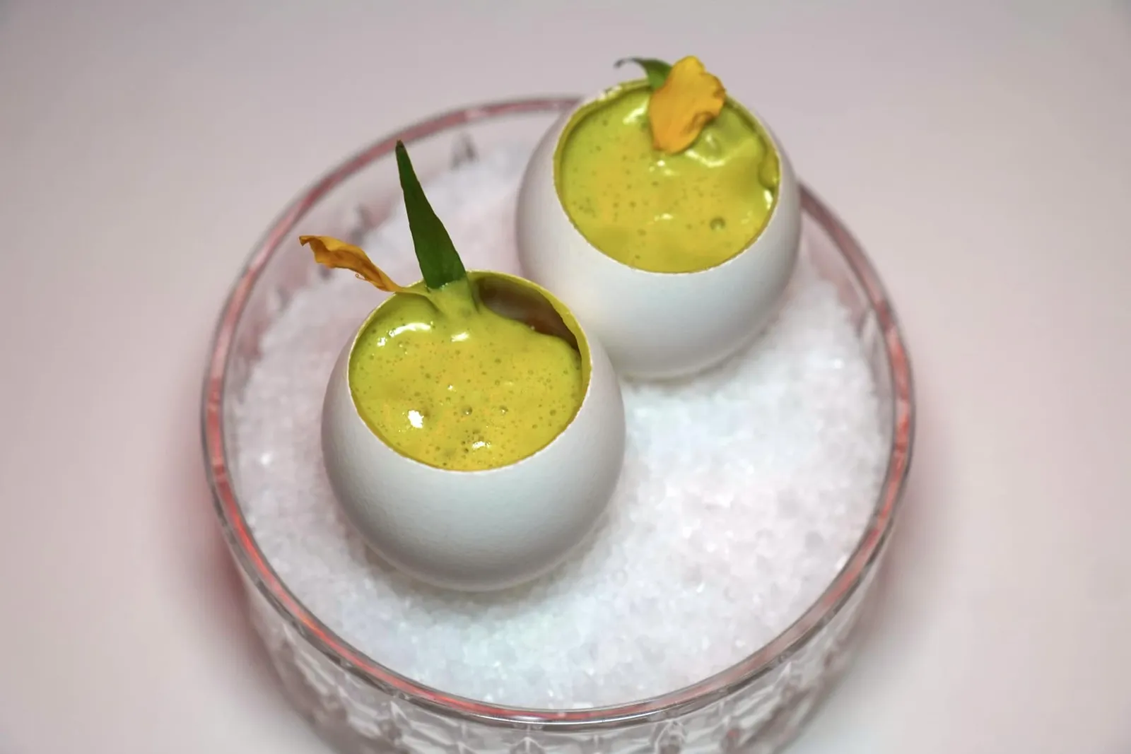 IGNIV Ei: Beurre Blanc - Tarragon เมนู Signature Item อย่าง IGNIV Egg เสิร์ฟมาเป็น Tarragon Lard โดยไขมันหมูจะให้ความหอม มัน และครีมมี่ตัดกันกับความเปรี้ยวของซอส Buerre Blanc และความสดชื่นของแตงกวา (18/20)
