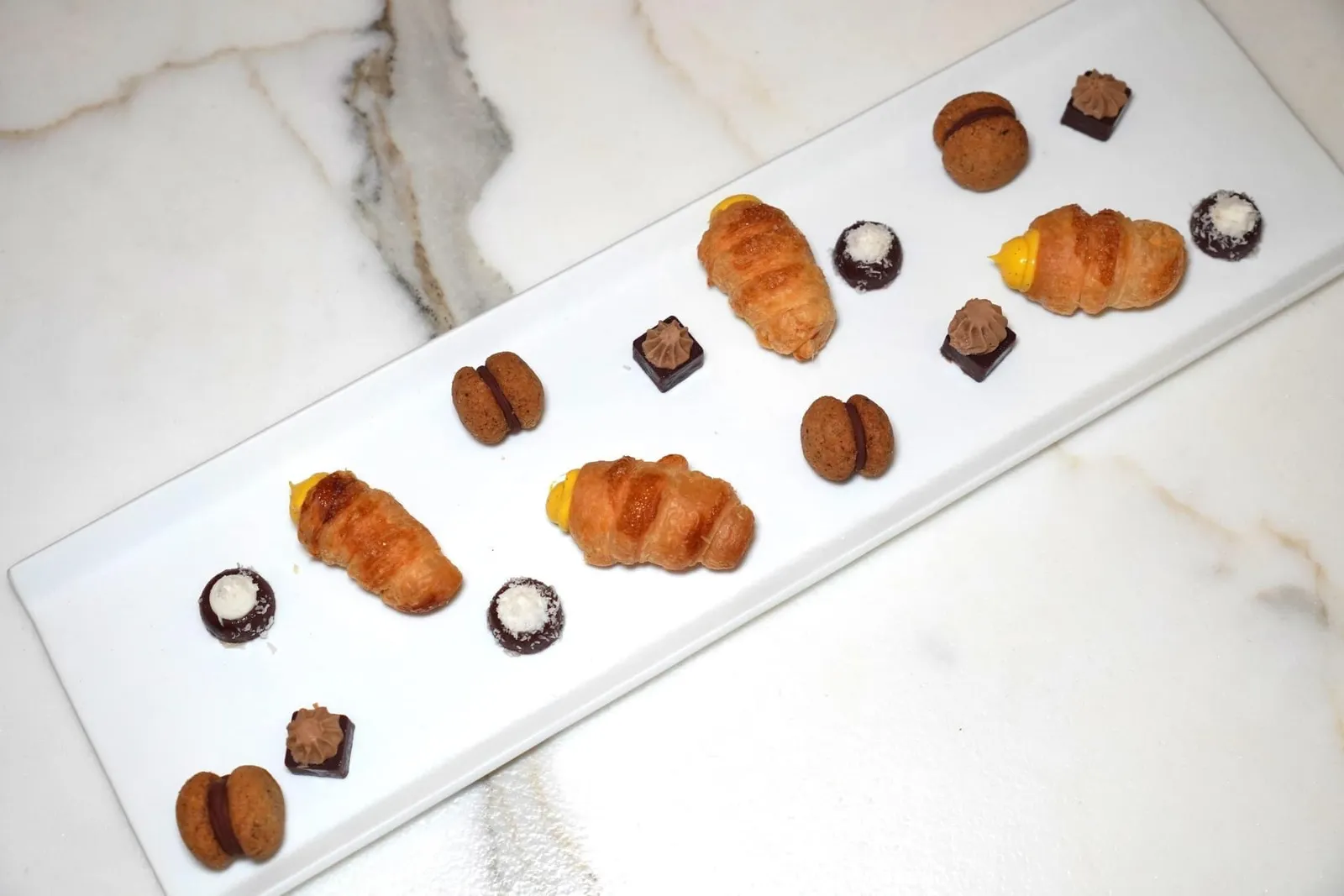 Petit fours ปิดท้ายด้วยขนมชิ้นจิ๋วมากมายหลายชนิดก่อนกลับบ้านทั้ง Coffee with Chocolate, Coconut with chocolate, Cannoncino with chantilly และ Macaron with chocolate and nuts