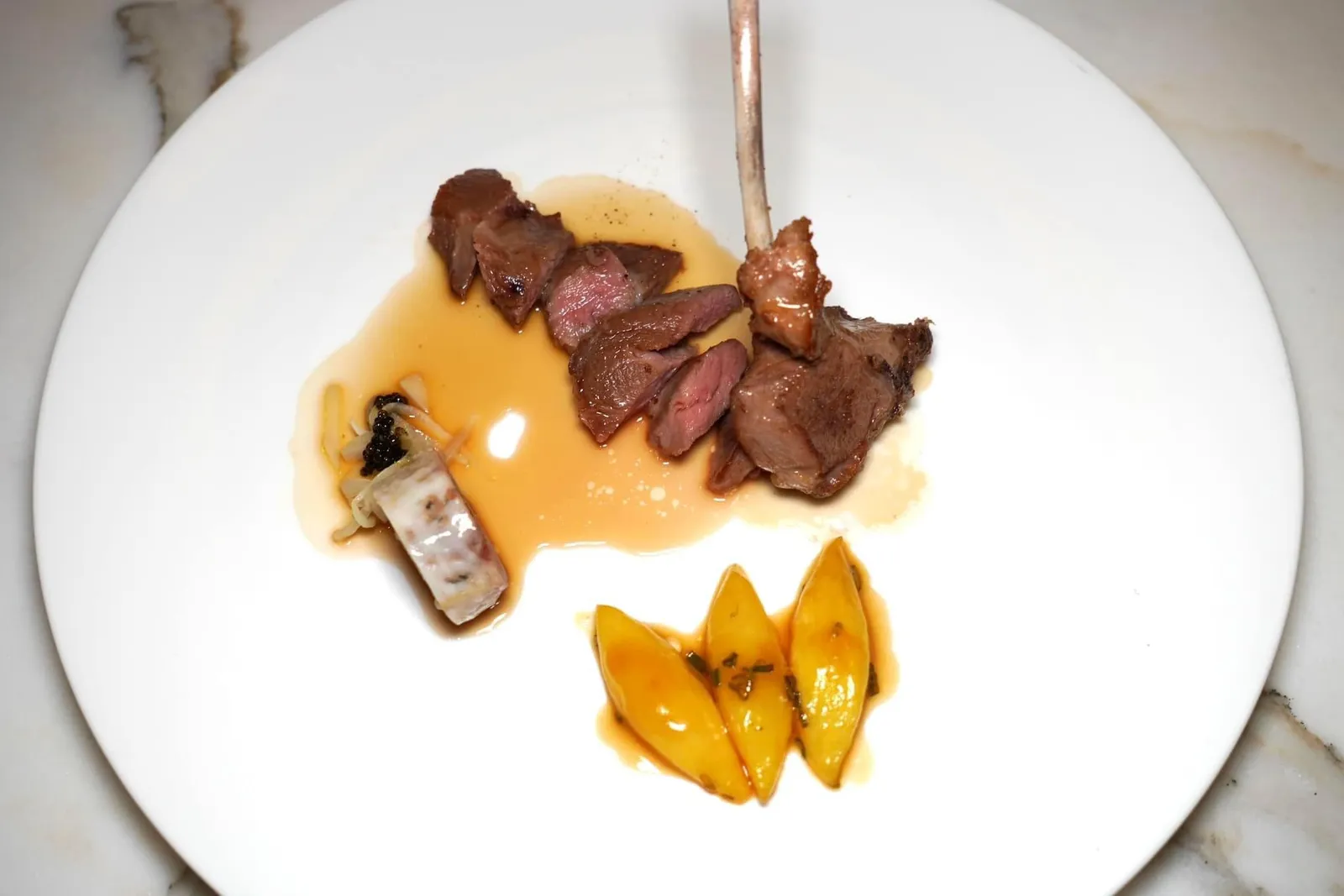 Lamb เนื้อแกะส่วนเนื้อสันและส่วนซี่โครงเสิร์ฟมาที่ความสุกระดับมีเดียม จากนั้นเชฟราดด้วยซอสแกะเพื่อเพิ่มความเข้มข้น นอกจากนี้ยังมีมันฝรั่งเสิร์ฟมากับต้นหอมซอยตัดเนื้อสัมผัสกันกับแกะได้อย่างพอเหมาะ (15/20)