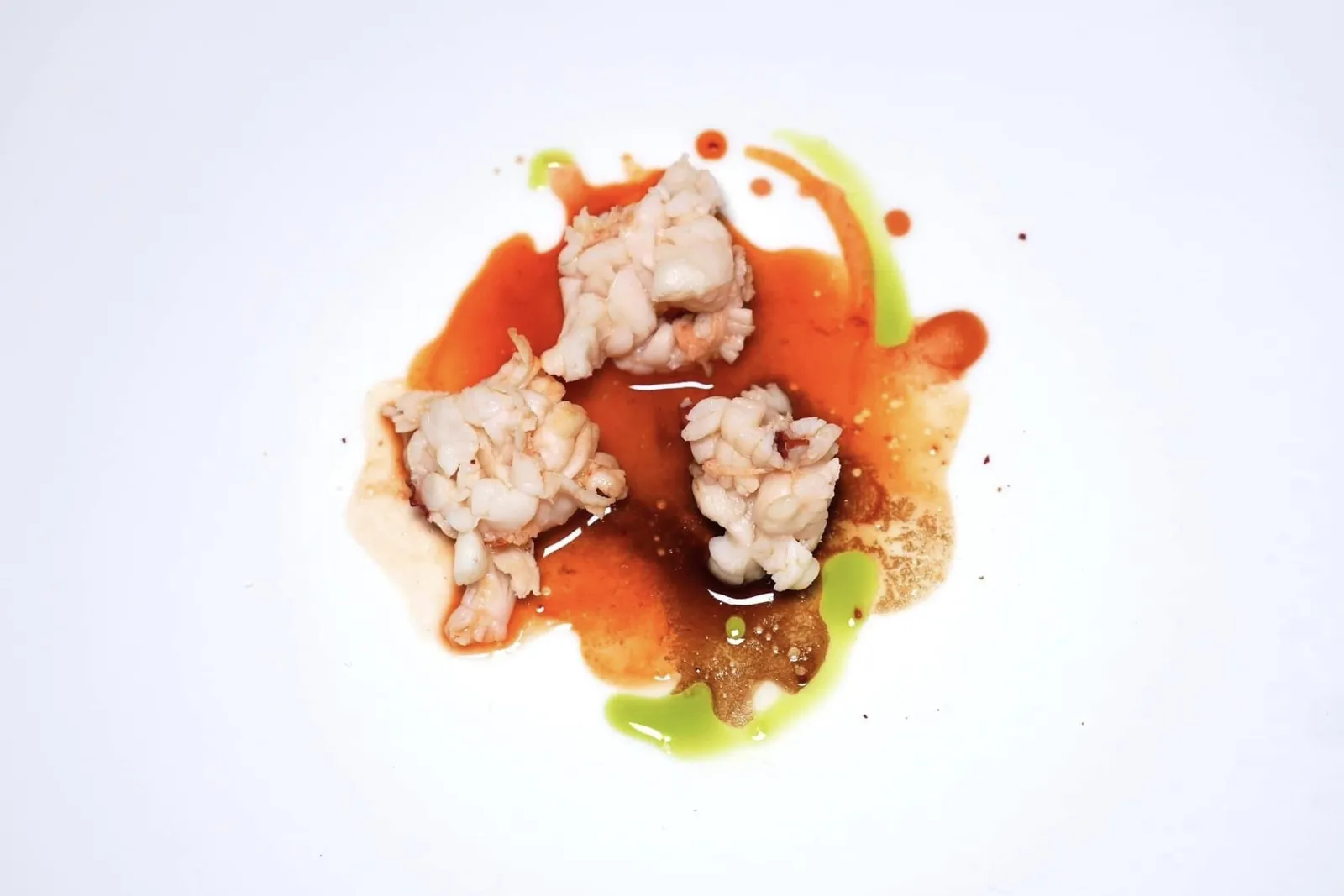 Lobster ล็อบสเตอร์เนื้อสัมผัสเด้งสู้ฟันเสิร์ฟมากับซอสพริกหวานแดง, ซอสหัวหอม และซอส Tamarindo สไตล์อเมริกากลาง ถึงแม้องค์ประกอบของจานอาจมีไม่มากแต่เชฟสามารถนำเสนอรสชาติออกมาได้อย่างสมดุล (14/20)