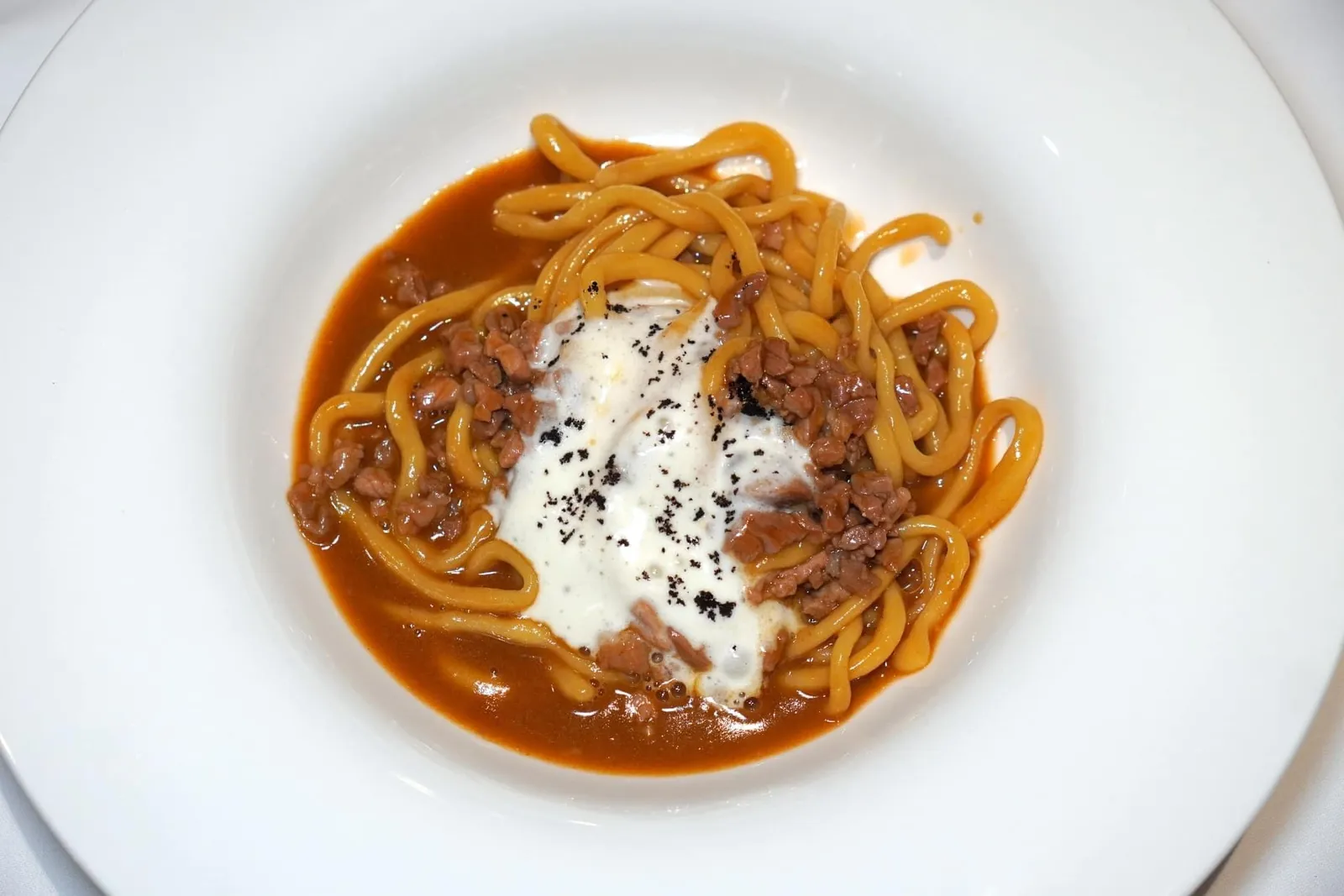 Pici Al Ragù Di Maiale (880++) Homemade Pici, Pluma Pork Ragù In Gravy Sauce & Parmigiano Foam เส้นพิชี่มีลักษณะเป็นพาสต้าเส้นกลมโตอวบอ้วน เนื้อสัมผัสนุ่มหนึบ เชฟราดด้วยซอสรากูของหมูดำสเปน เนื้อหมูนุ่มใช้ได้ ด้านบนคือโฟมชีสพามิเจียโนให้รสเค็มกลมกล่อม (13/20)