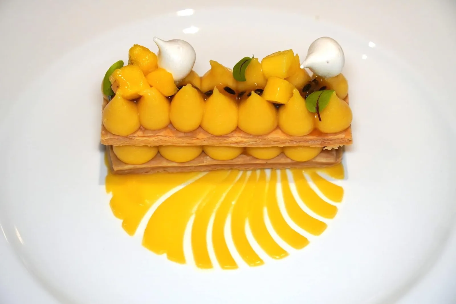 Millefoglie Al Frutto Della Passione (320++) Puffed Pastry Layered with Passion Fruit Custard & Fresh Mango Millefoglie หรือขนมมิลเฟยอิตาลีเรียงมาเป็นชั้น ๆ สวยงาม ตรงกลางคือครีมเสาวรสรสเปรี้ยวตัดกันกับความหวานของมะม่วงสุก (14/20)