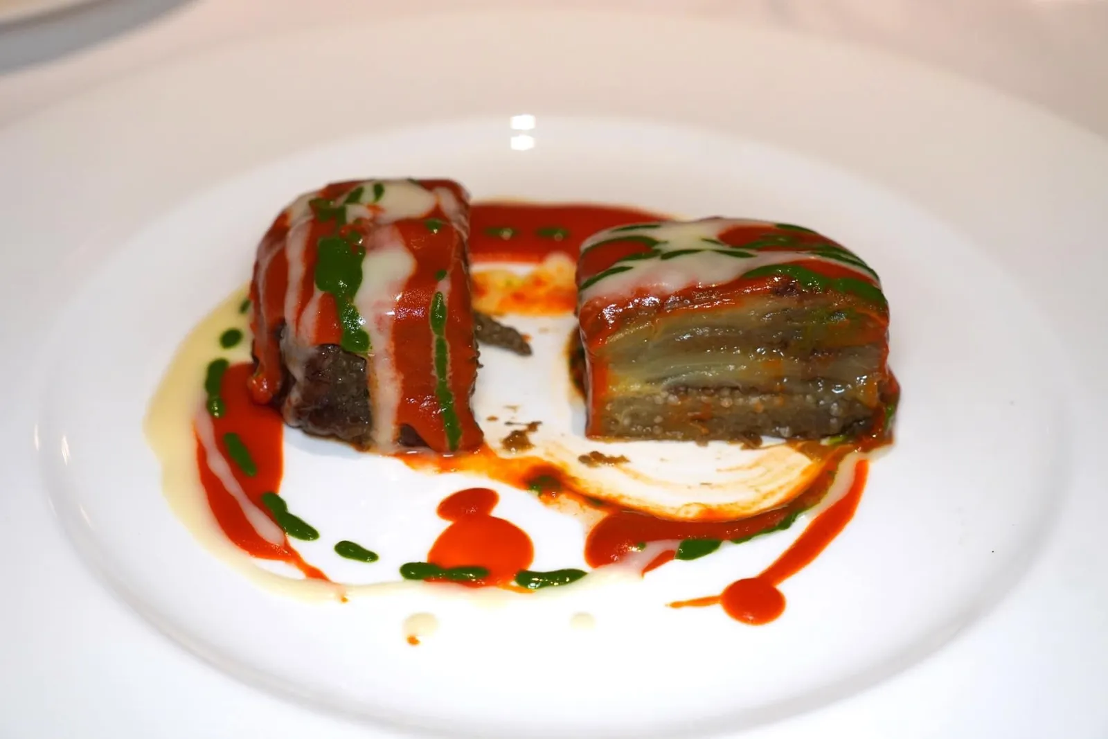 Melanzana Al Forno (520++) Oven-Baked Pressed Eggplant, Light Tomato Sauce, Basil & Aged Parmigiano Fondue เพียงใช้มีดหั่นออกมาจะพบกับชั้นของมะเขือวางดรียงกันสวยงาม (14/20)