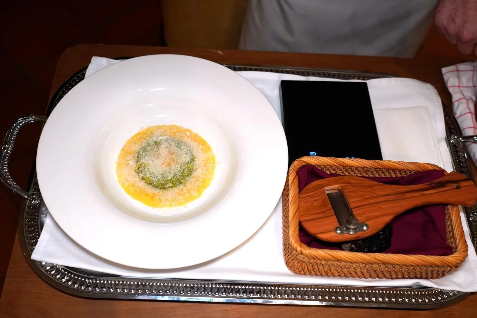Raviolo Del San Domenico (1,300++) Egg in Raviolo, Ricotta & Spinach, Noisette Butter, Parmigiano Reggiano & Black Truffle Melanosporum Uovo in Raviolo หรือ Egg in Raviolo เป็นเมนูระดับตำนานที่คิดค้นโดยห้องอาหาร San Domenico ระดับ 2 MICHELIN Stars ในเมือง Imola ตั้งแต่ปี ค.ศ. 1974 และกลายมาเป็นไอคอนของอาหารอิตาลีระดับสูงมาจนถึงปัจจุบัน เชฟ Lenzi ตัังใจนำเสนอออกมาโดยใช้สูตรดั้งเดิมของ San Domenico เพื่อให้มีความใกล้เคียงต้นตำรับมากที่สุด (16/20)