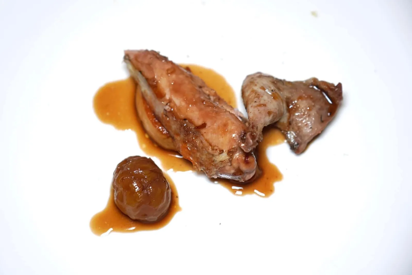 Partridge Partridge หรือนกในตระกูลนกกระทารองด้านล่างด้วยชิ้นฟัวกราส์ตับเป็ด จากนั้นราดด้วยซอสนกกระทาเพื่อเพิ่มความเข้มข้น ข้าง ๆ กันคือเกาลัดผัดให้รสหวานเข้ากันกับเนื้อนก (14/20)